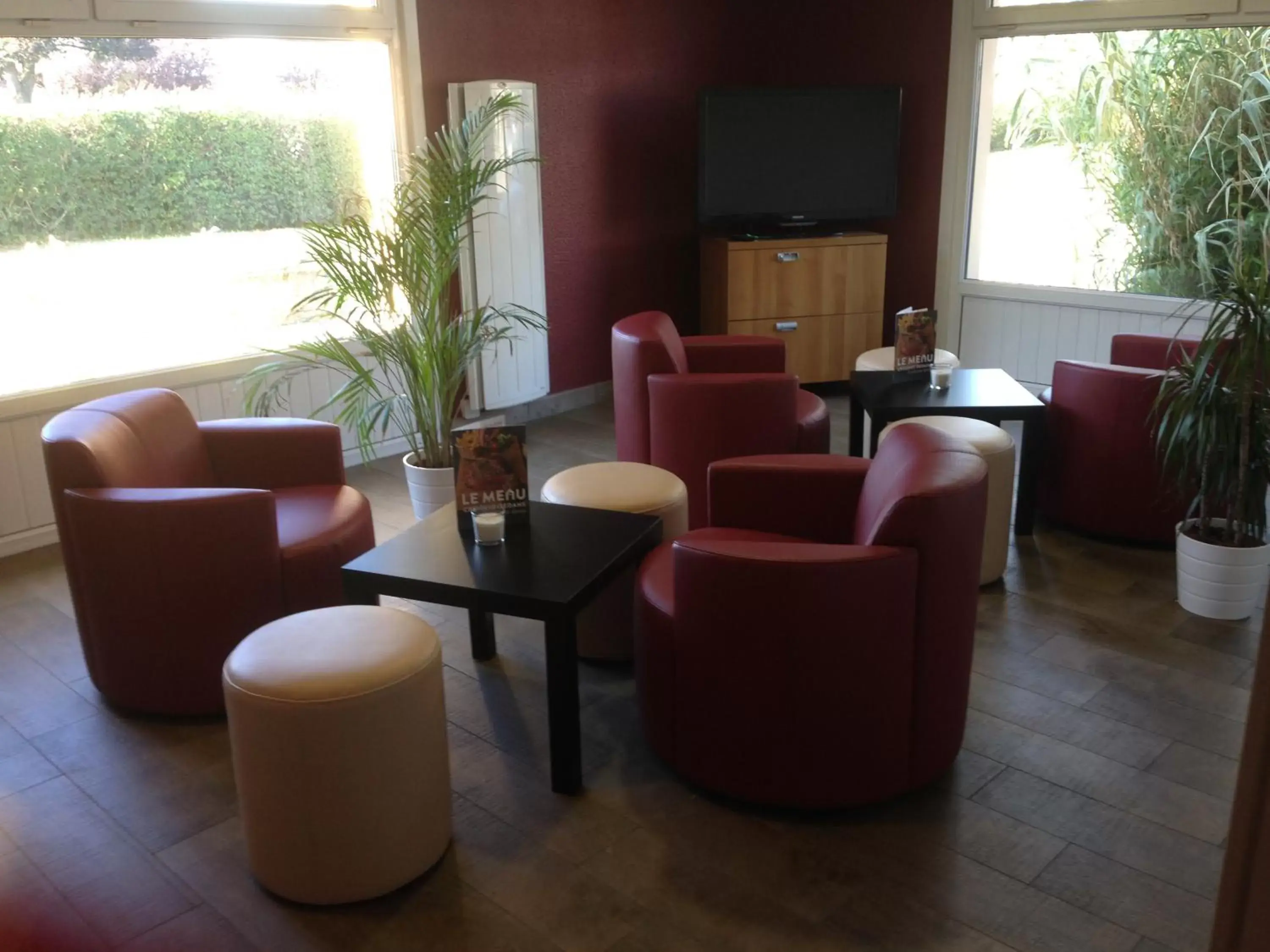 Communal lounge/ TV room, Lounge/Bar in Campanile Mulhouse - Illzach Ile Napoléon