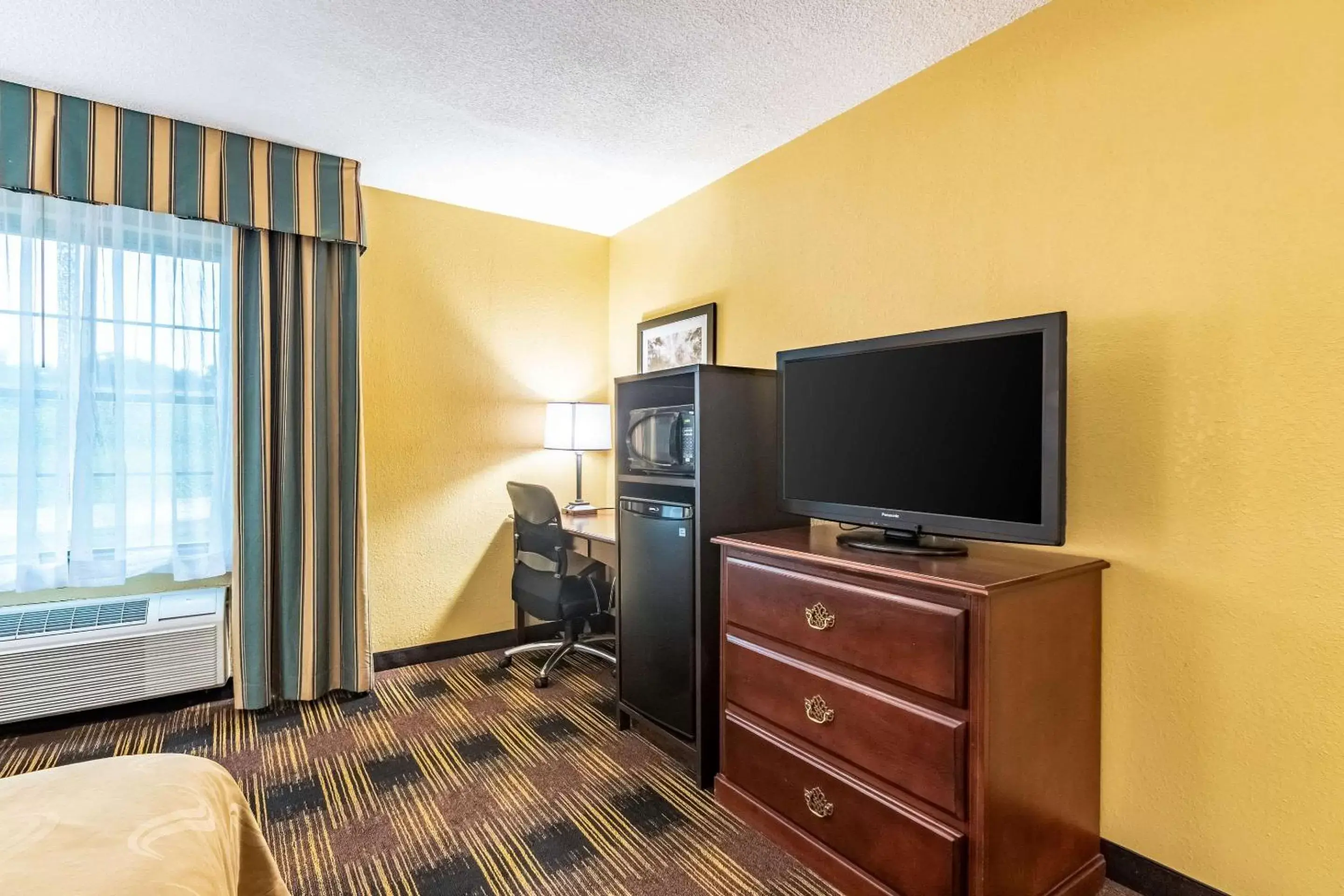 Photo of the whole room, TV/Entertainment Center in Quality Inn Newton at I-80
