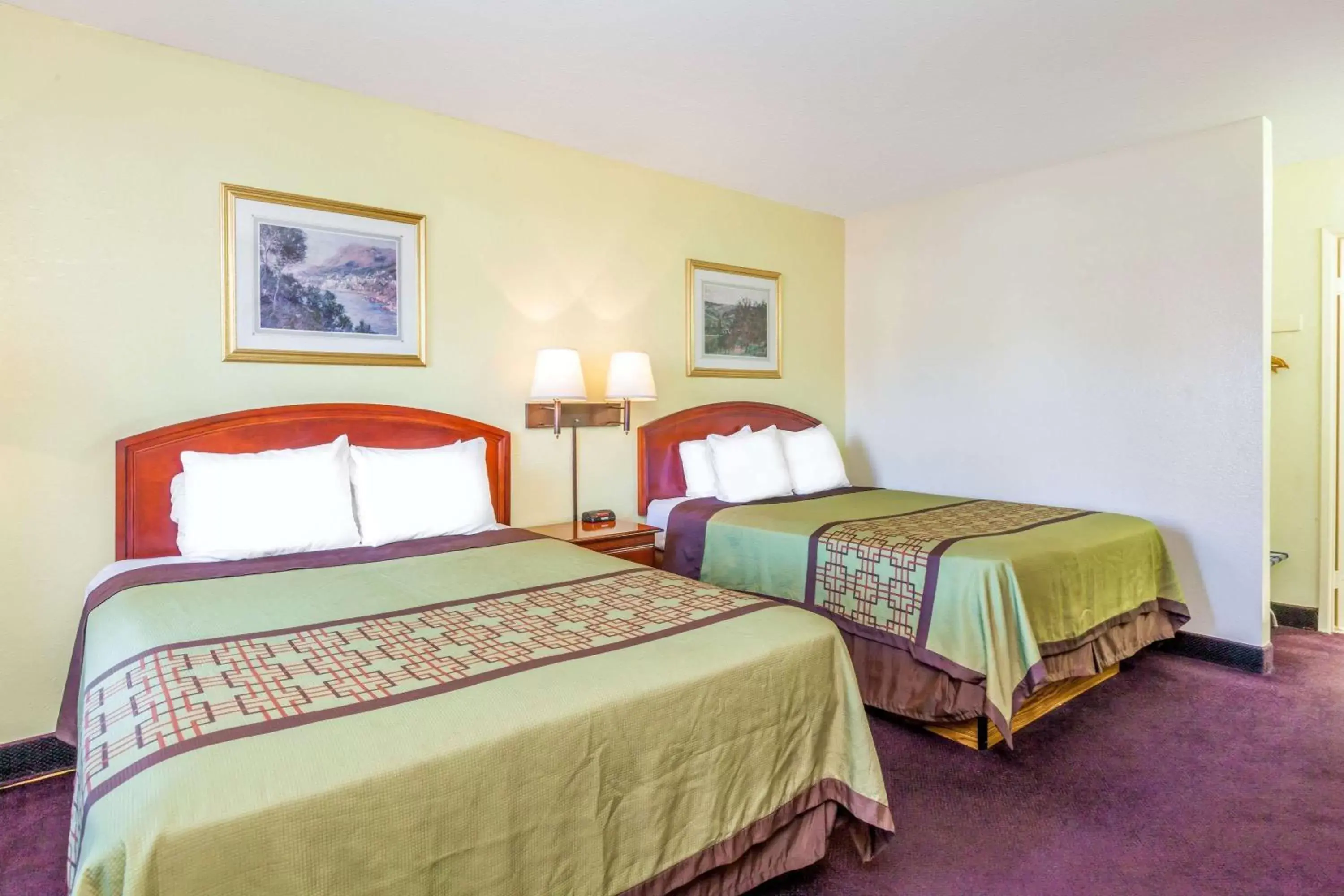 Photo of the whole room, Bed in Super 8 by Wyndham Bakersfield/Central