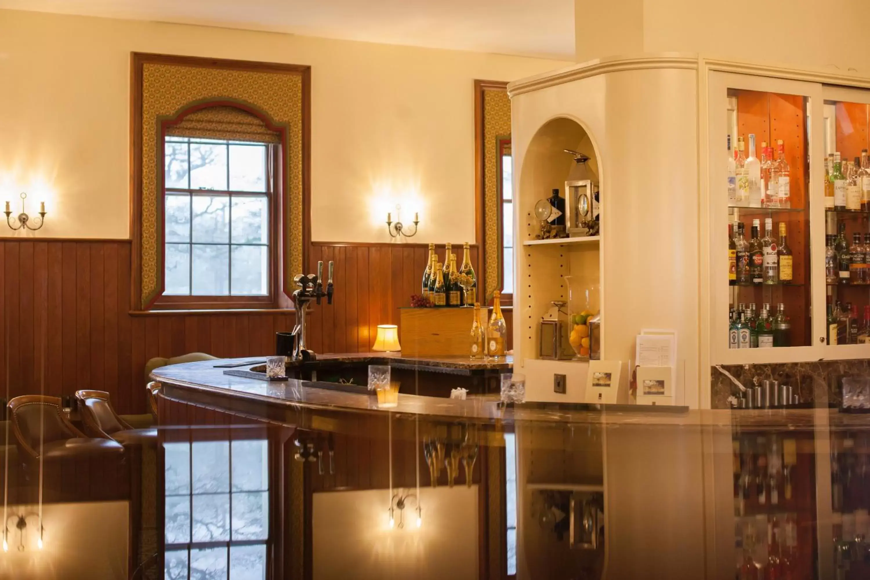 Lounge or bar, Kitchen/Kitchenette in Luton Hoo Hotel, Golf and Spa
