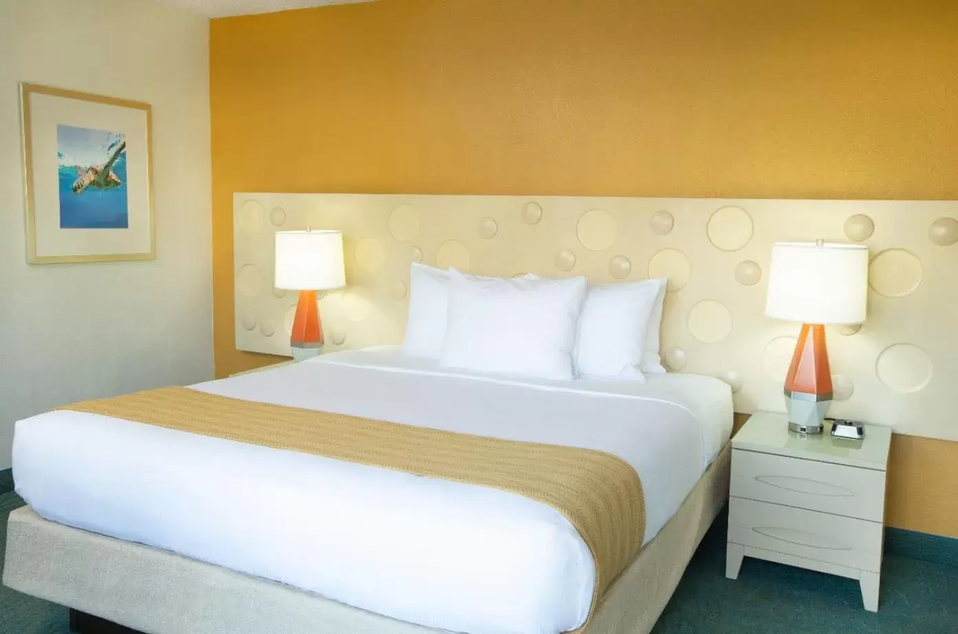 Bedroom, Bed in Coconut Waikiki Hotel
