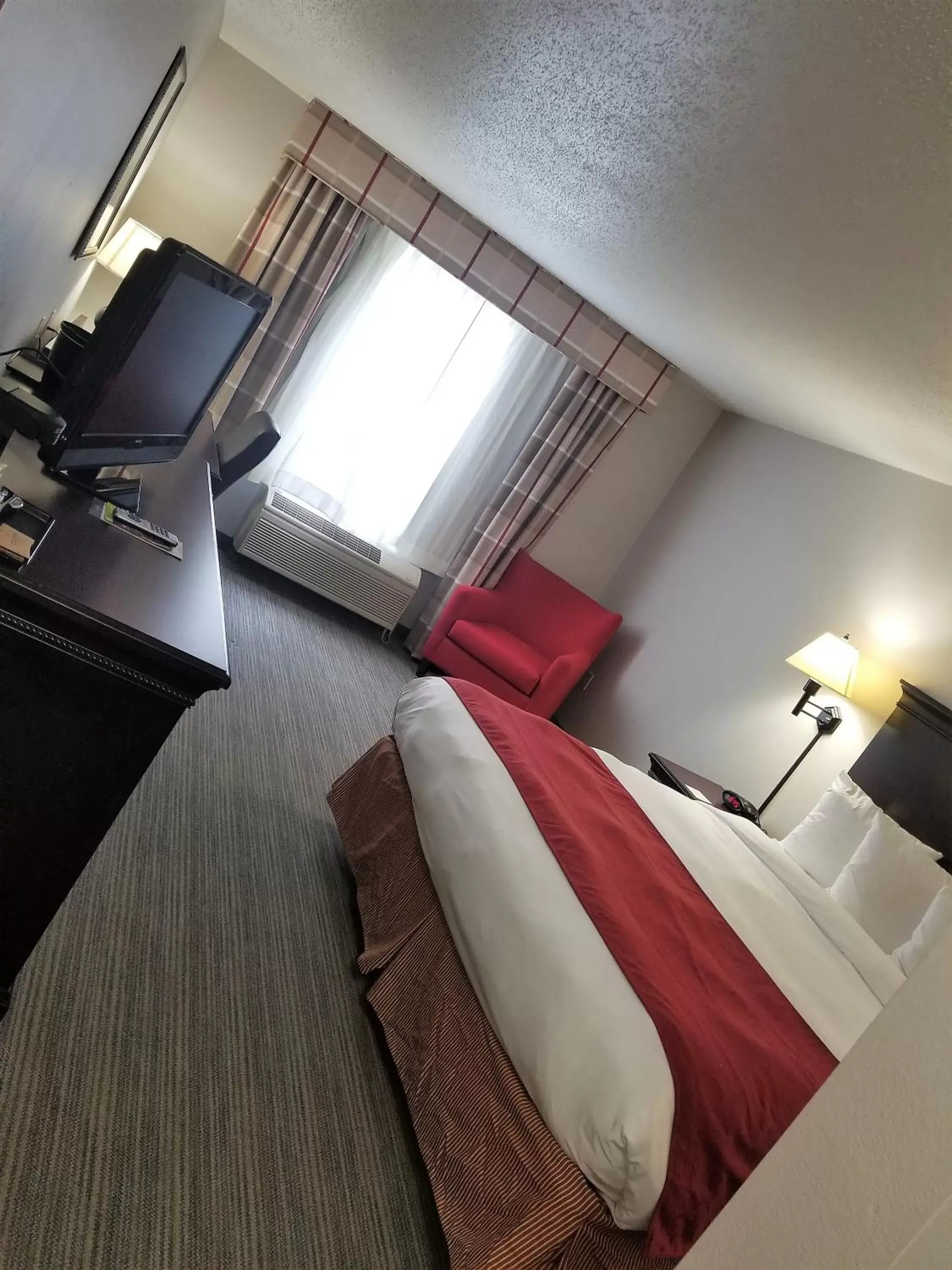Guests, Bed in Country Inn & Suites by Radisson, Moline Airport, IL