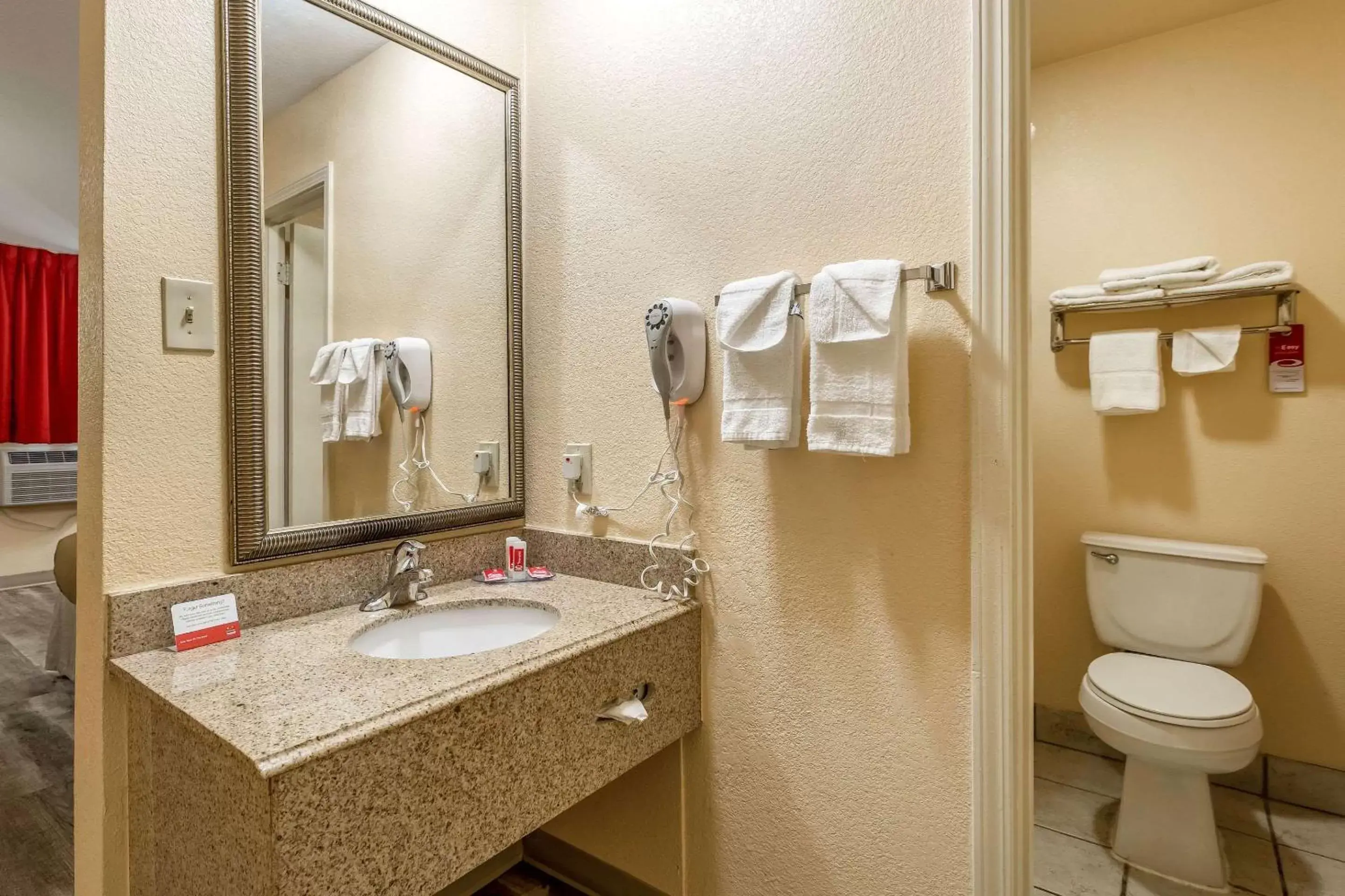 Bathroom in Econo Lodge Santa Rosa