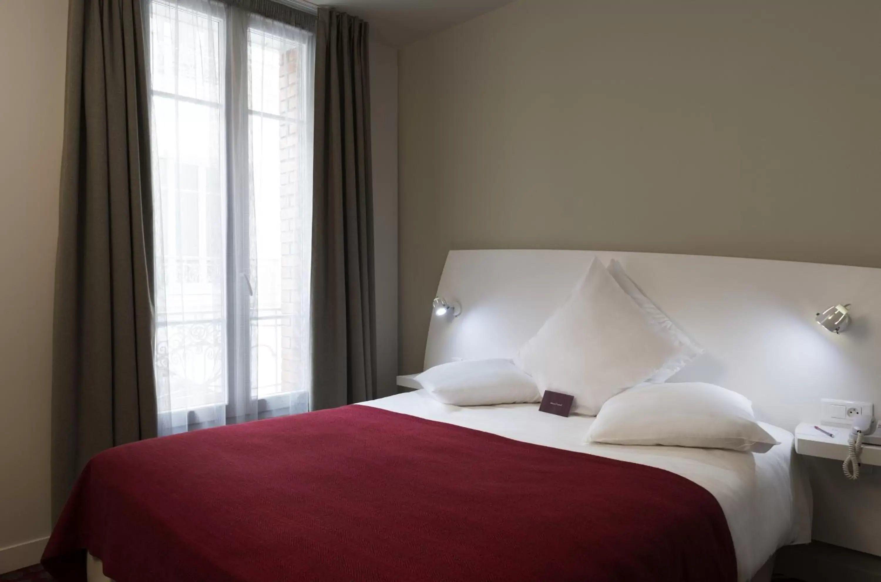 Bed in Mercure Paris Levallois