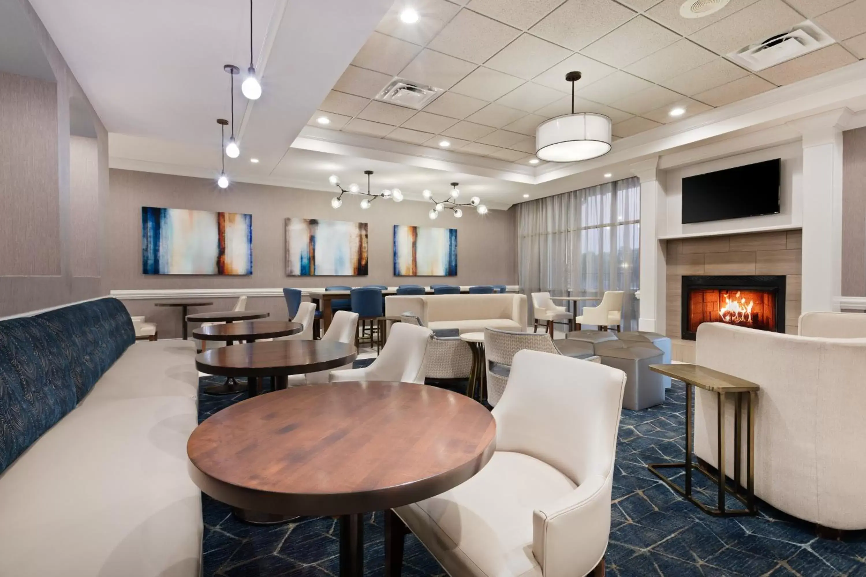 Property building, Lounge/Bar in Holiday Inn Valdosta Conference Center, an IHG Hotel