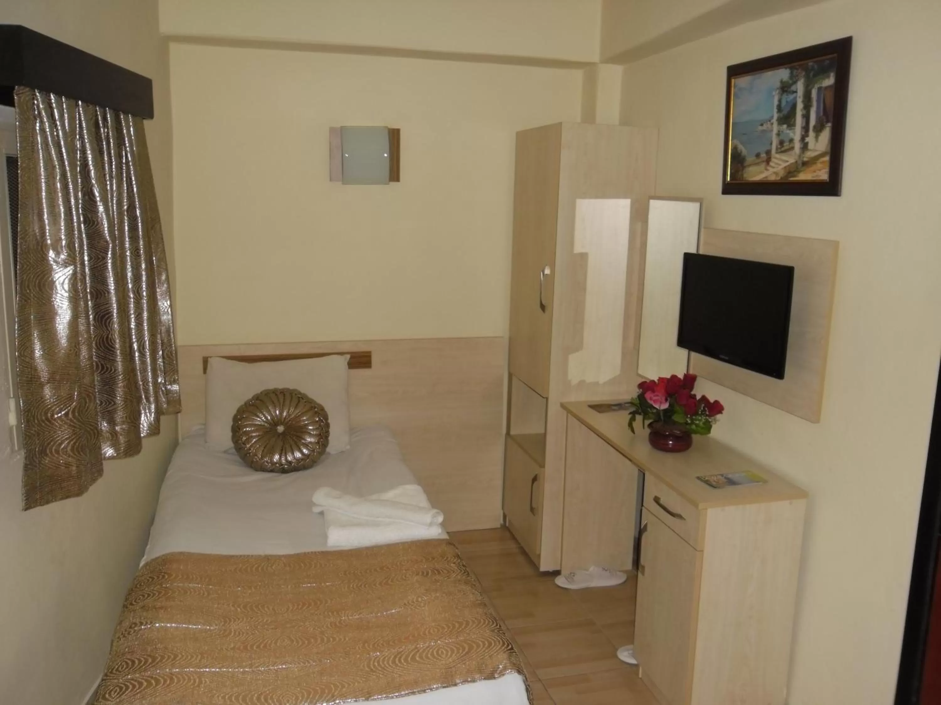 Photo of the whole room, Bed in Olimpiyat Hotel Izmir