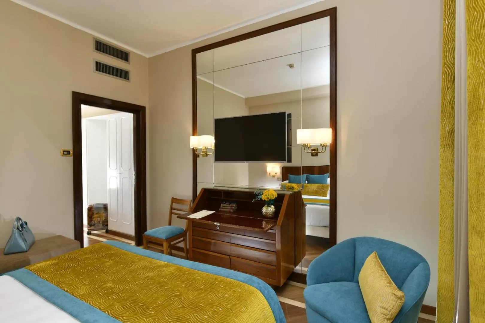 Communal lounge/ TV room, Bed in Bettoja Hotel Mediterraneo