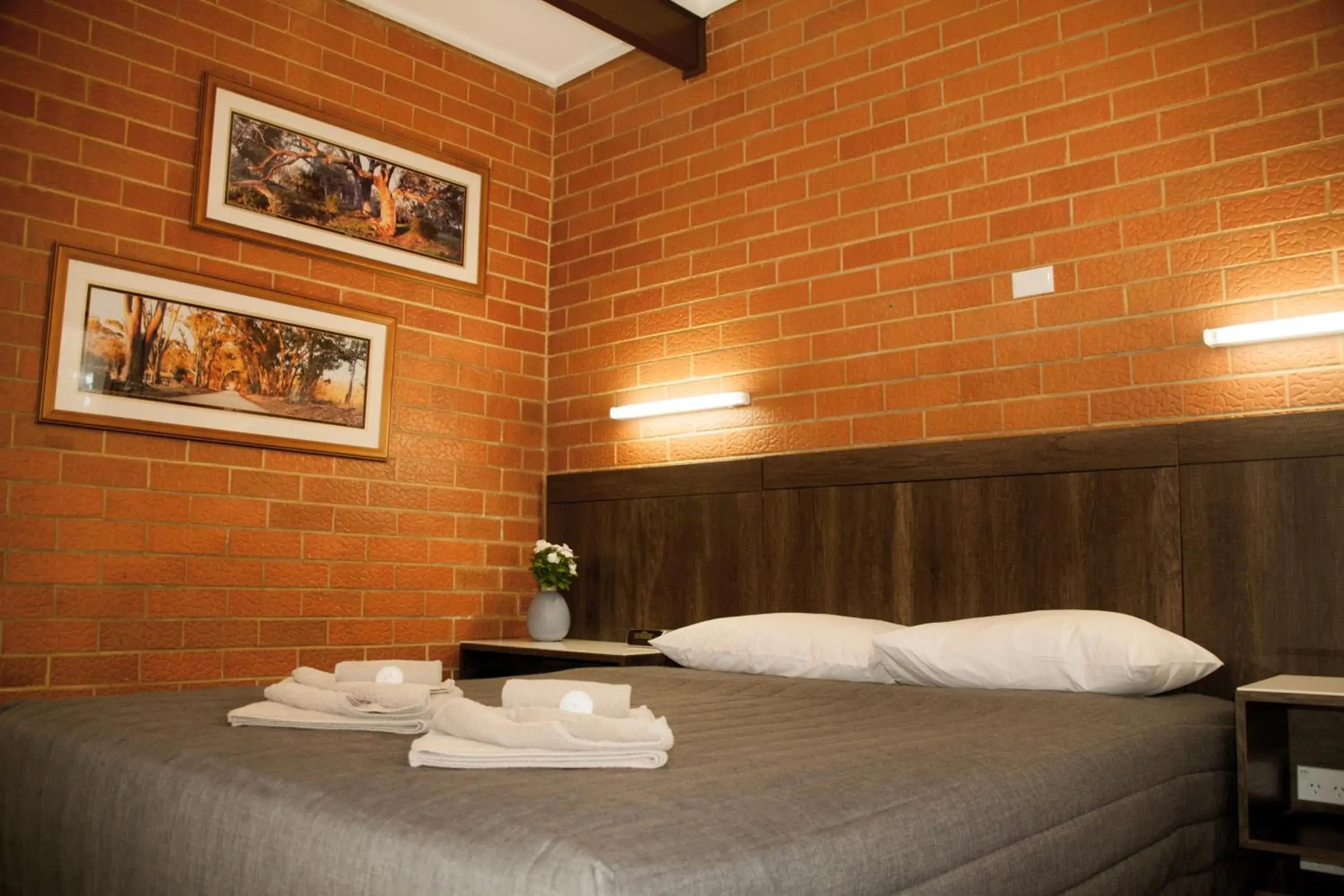 Bedroom, Bed in Angaston Vineyards Motel