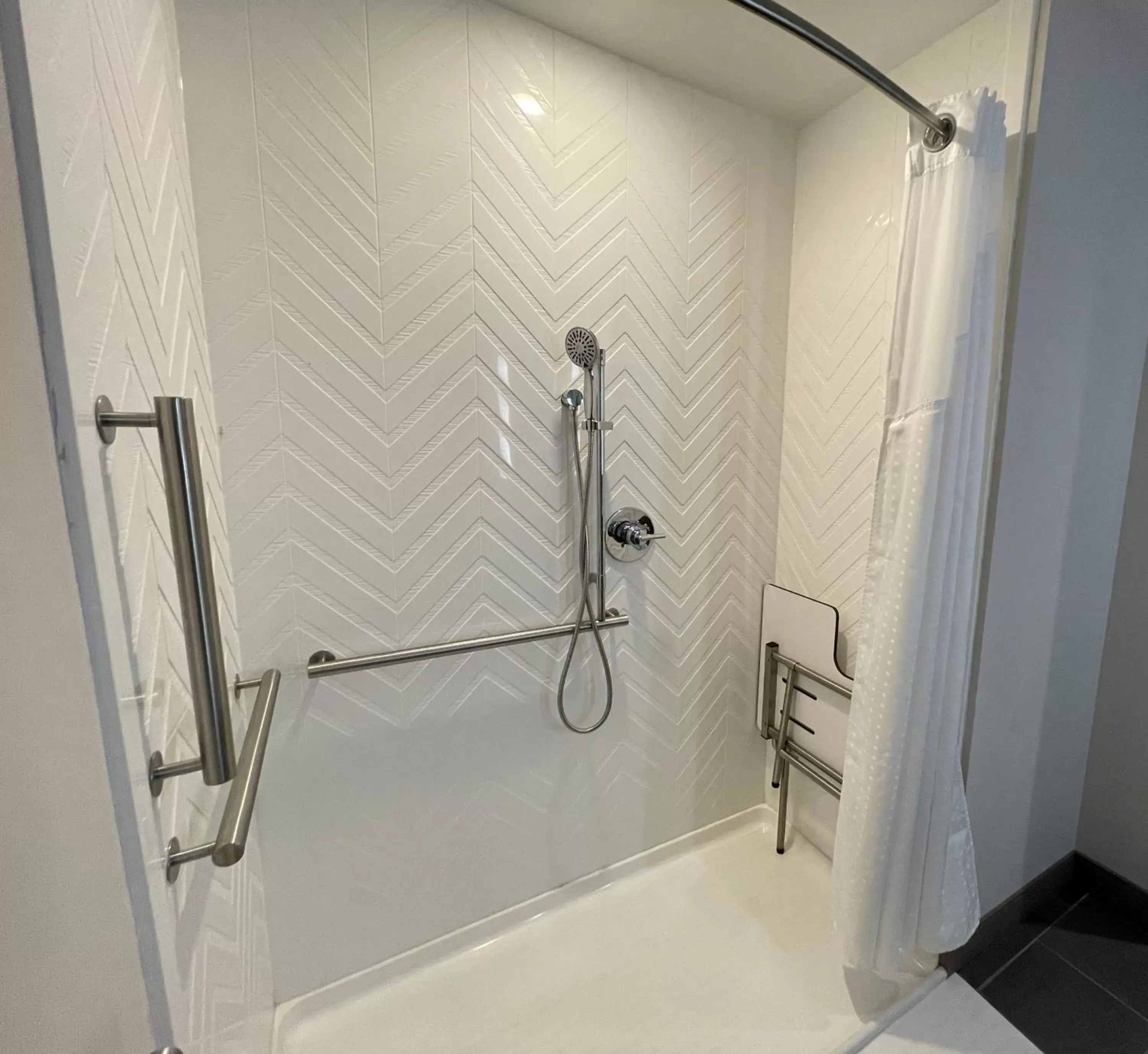 Shower, Bathroom in Holiday Inn Hotel & Suites Chicago - Downtown, an IHG Hotel