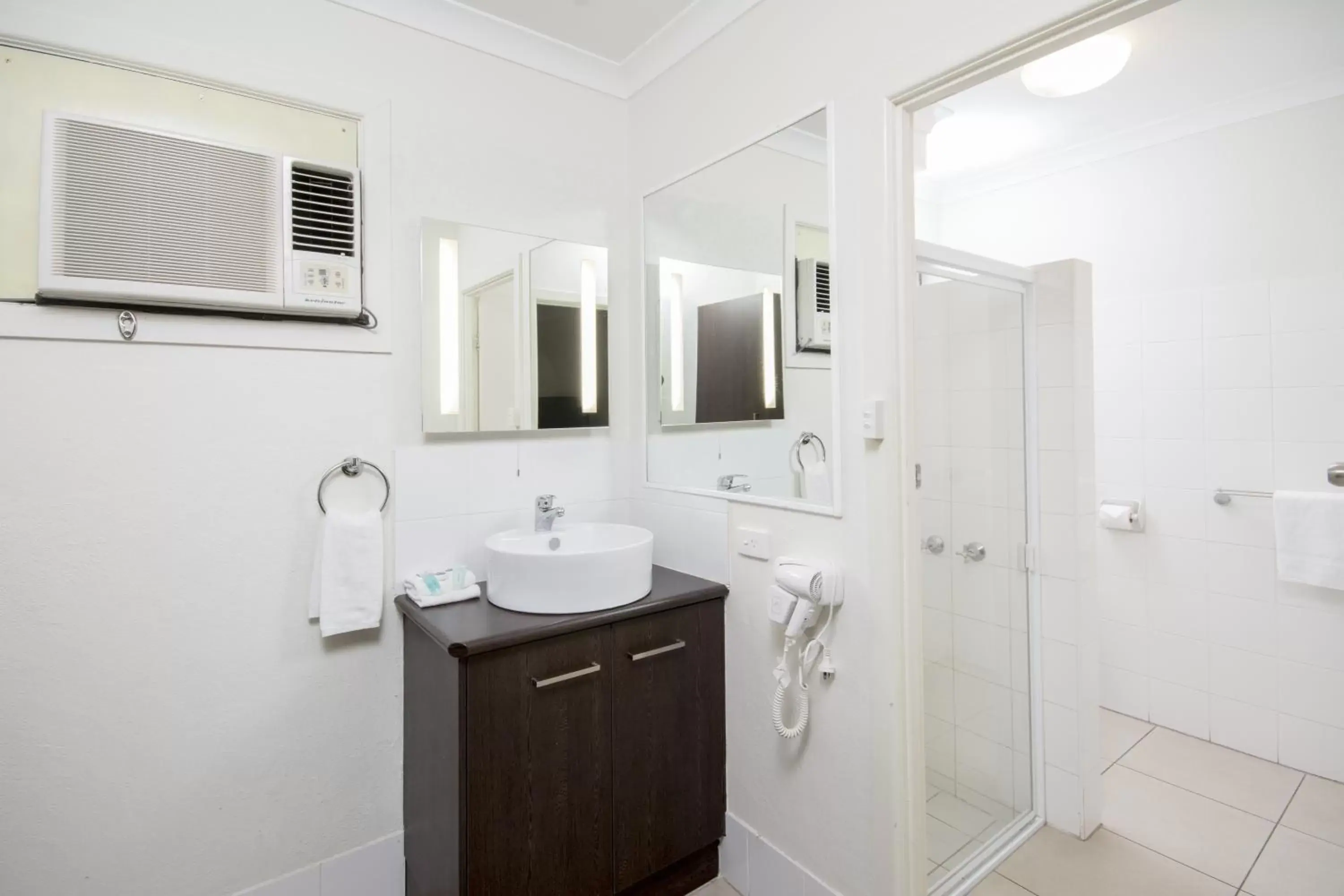 Shower, Bathroom in The Beach Motel Hervey Bay