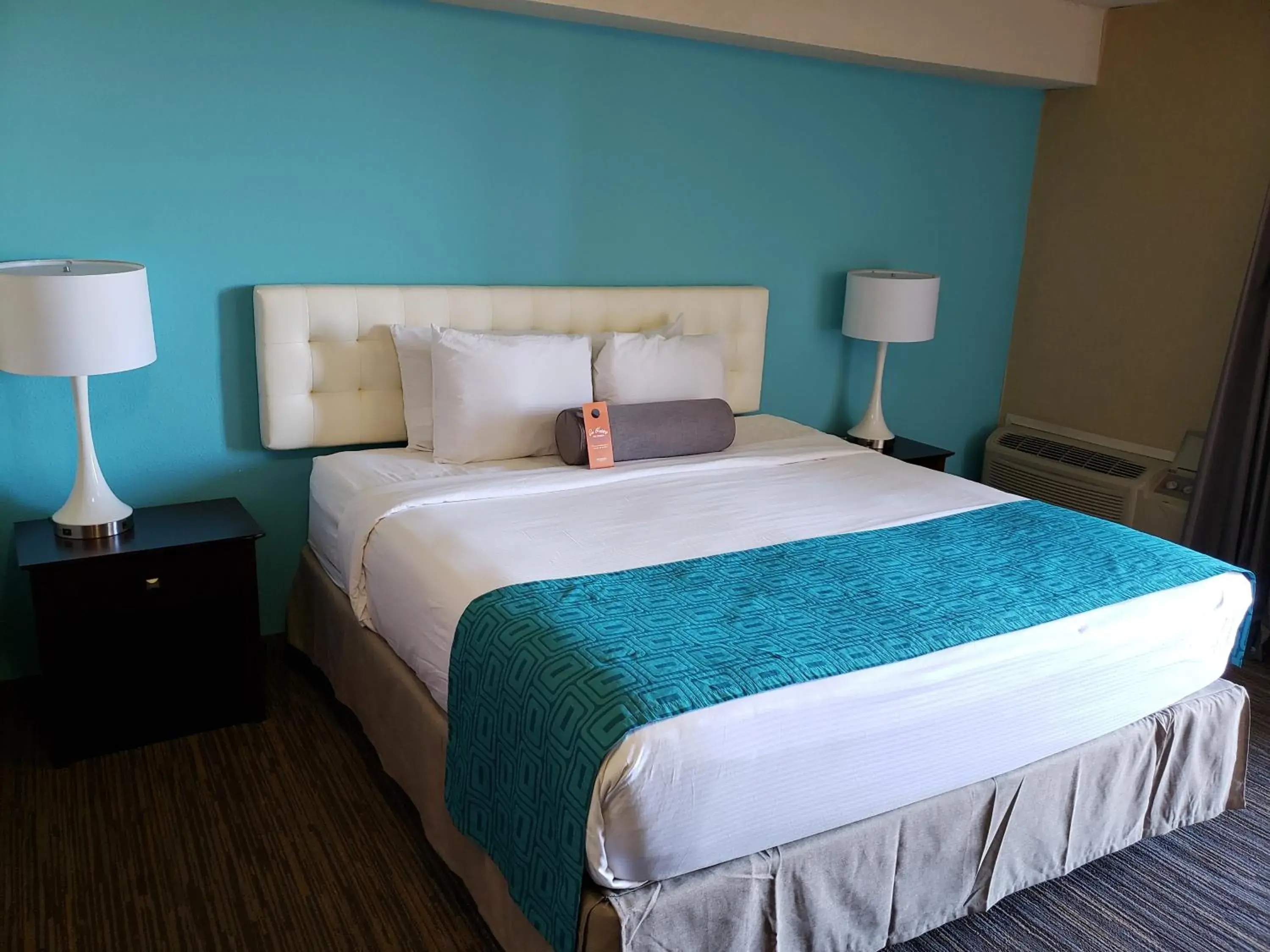 Bed in Howard Johnson by Wyndham Albuquerque Midtown