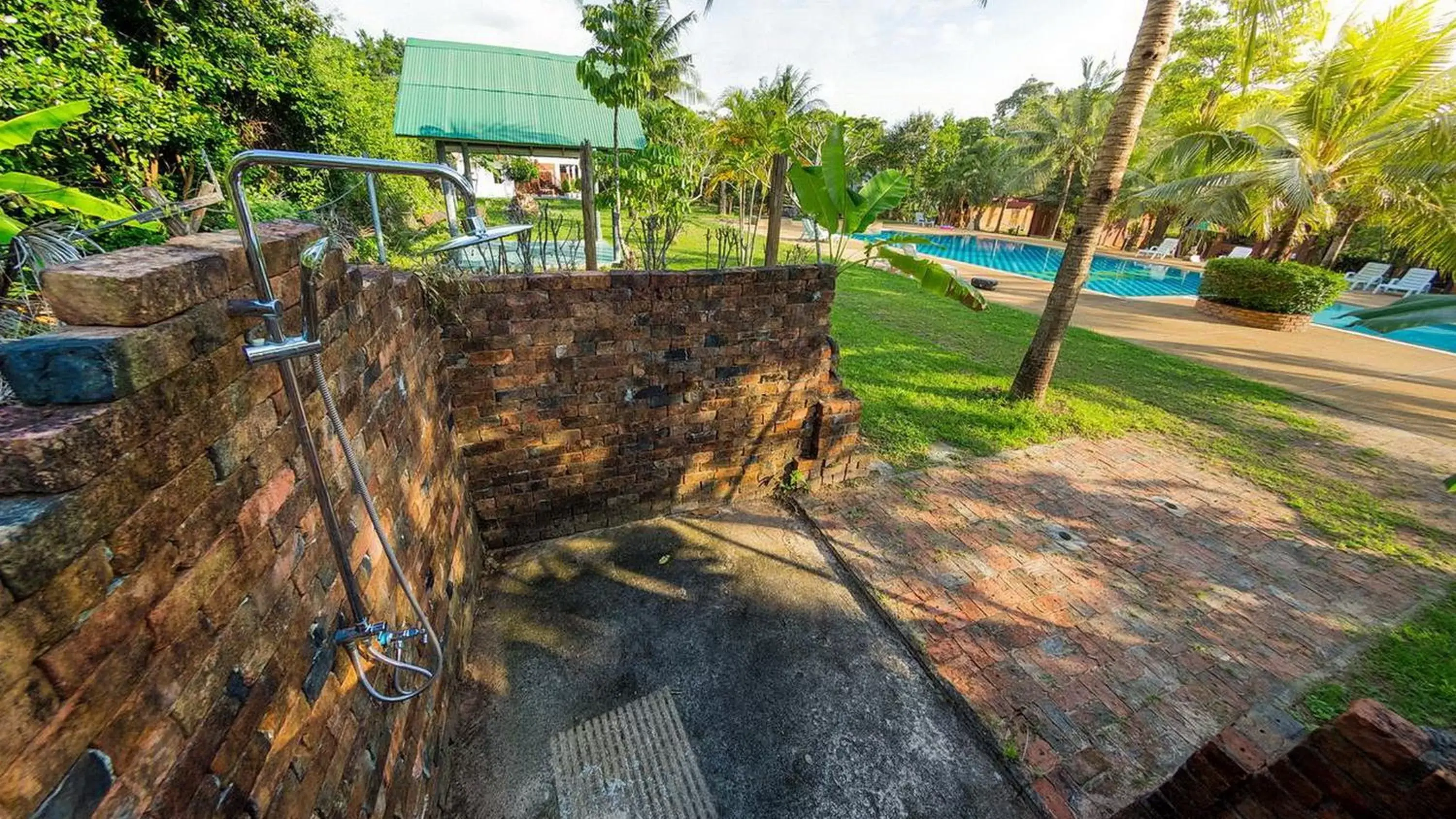 Pool view in Doo Dee Boutique Resort by Swiss Chalet