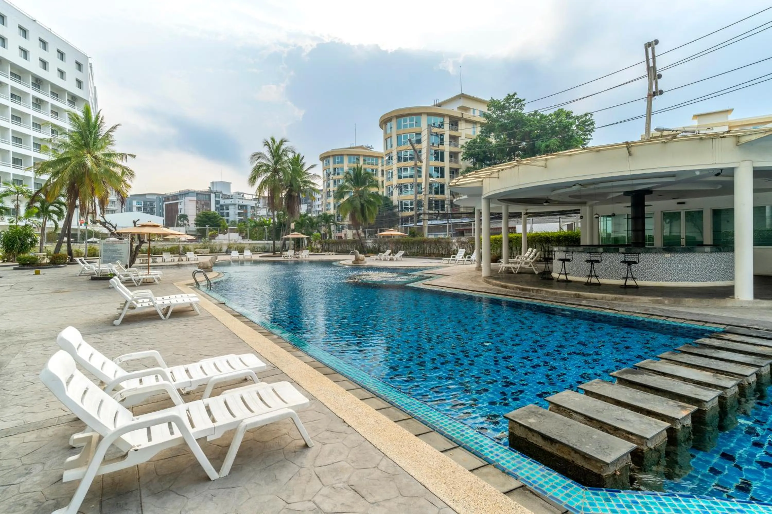 Swimming pool in Welcome Plaza Hotel Pattaya