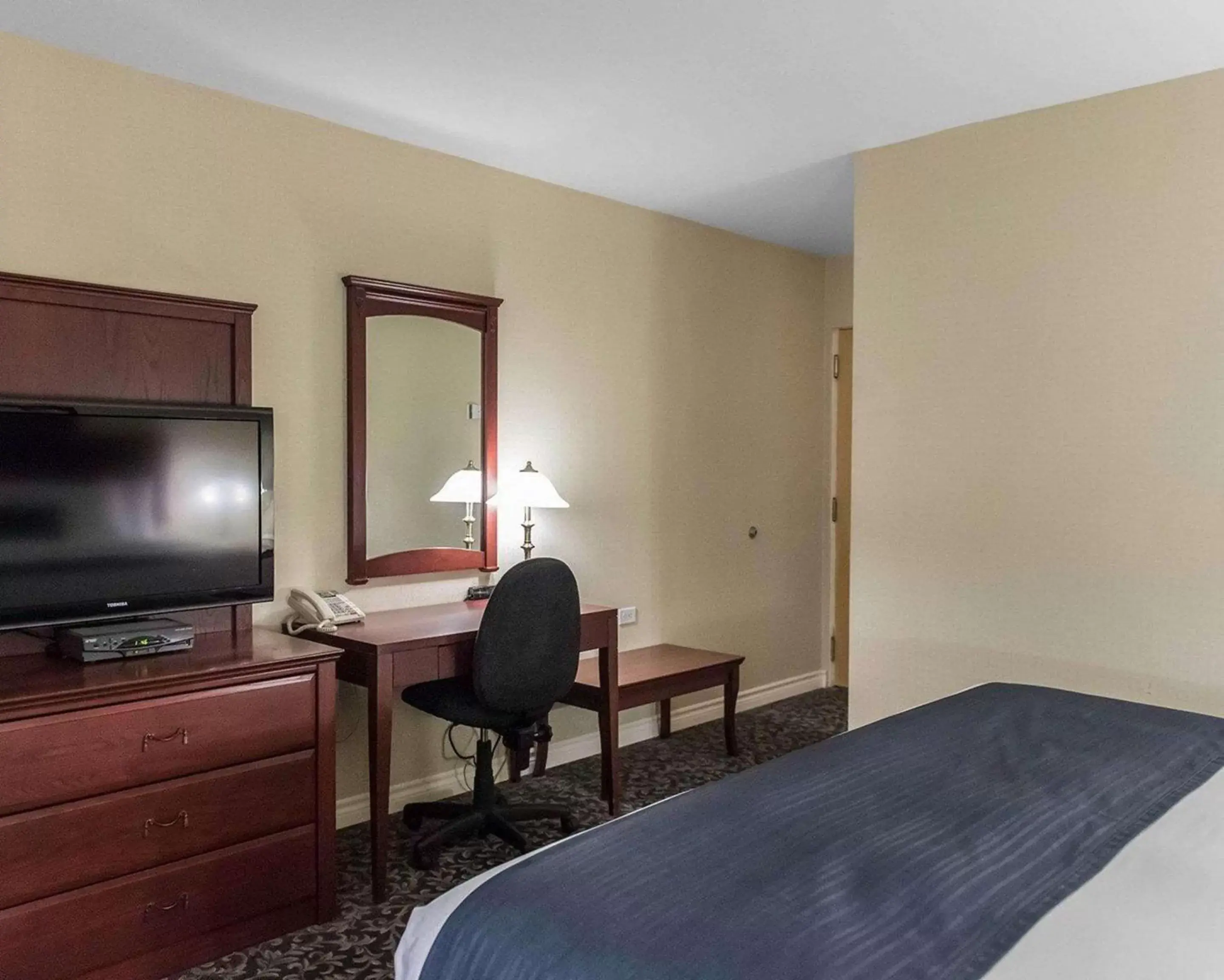 Photo of the whole room, TV/Entertainment Center in Quality Inn Mont-Laurier