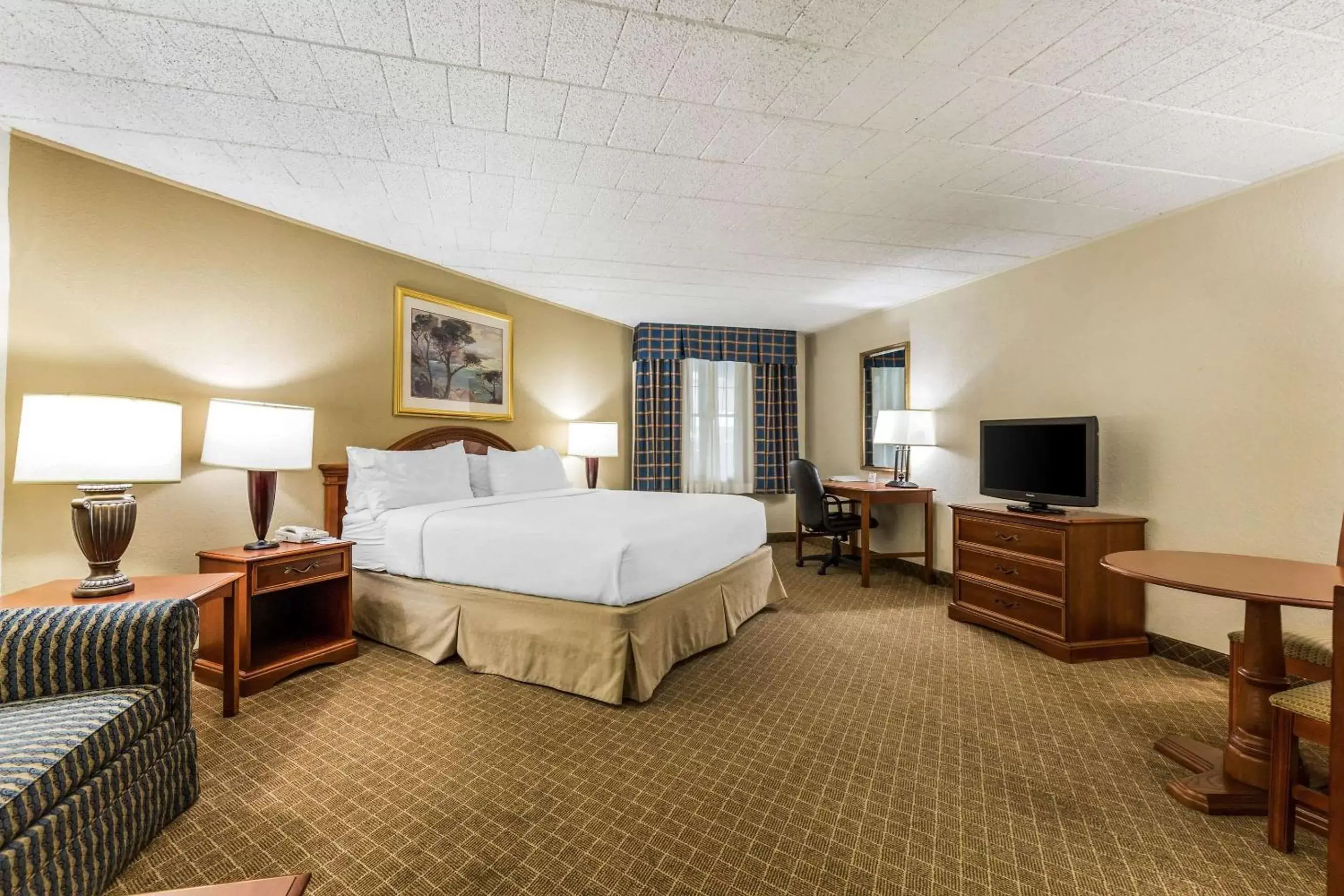 Bedroom in Clarion Inn Frederick Event Center