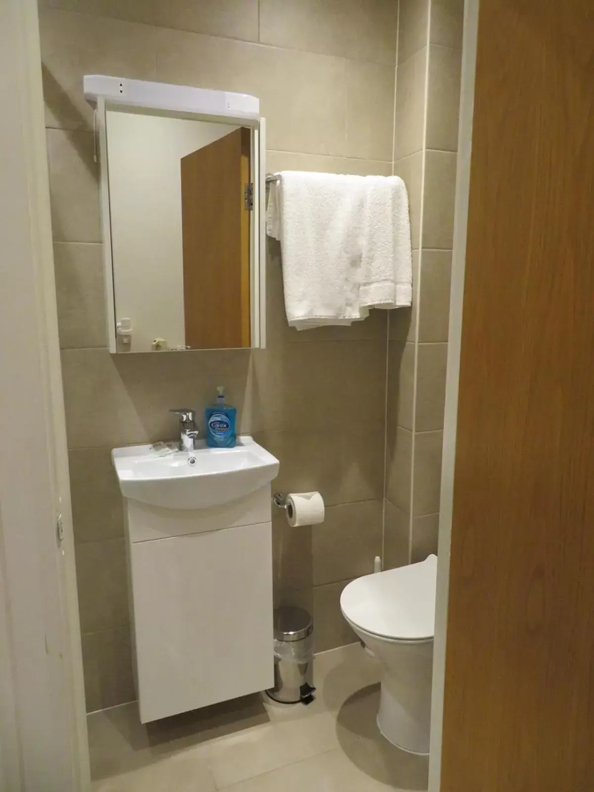 Toilet, Bathroom in Glendale Hyde Park Hotel