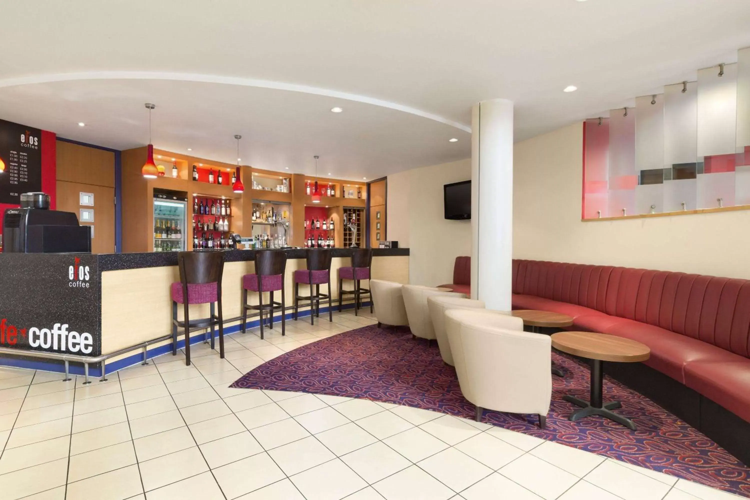 Photo of the whole room, Lounge/Bar in Ramada London North