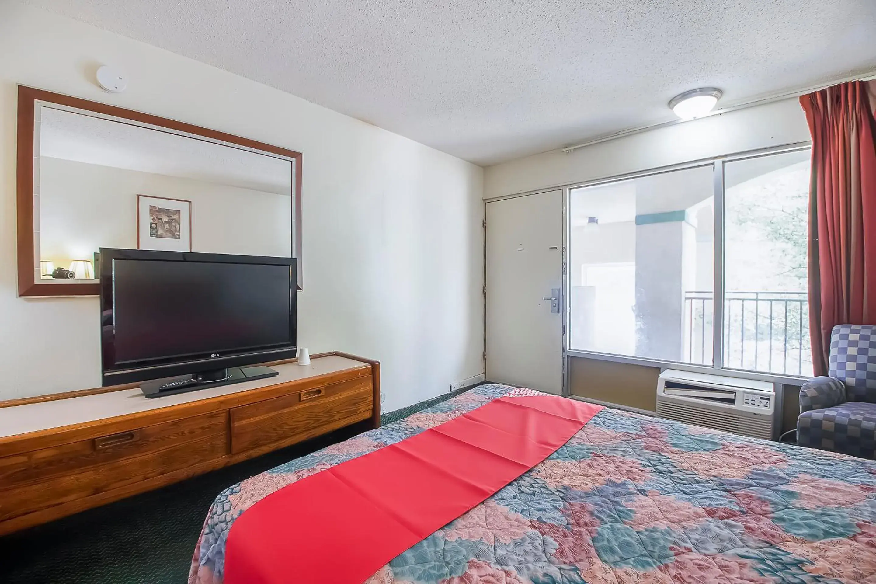 Bedroom, TV/Entertainment Center in Hotel O Daylight Inn Elkhart I-90, IN