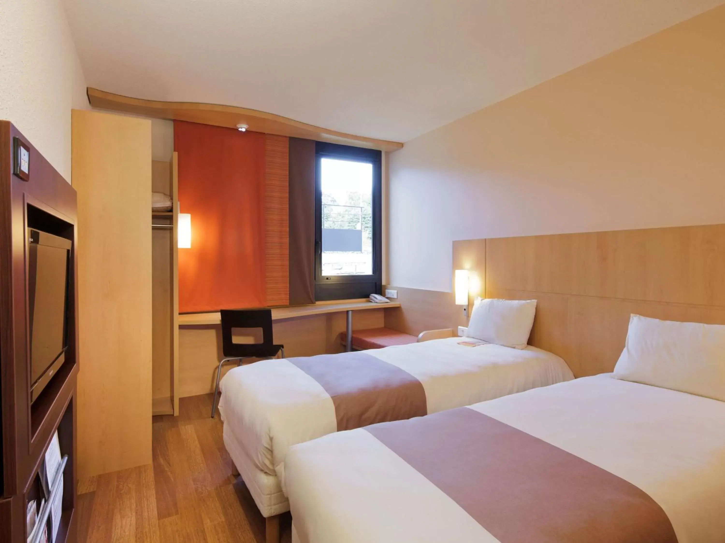 Photo of the whole room, Bed in ibis Guingamp