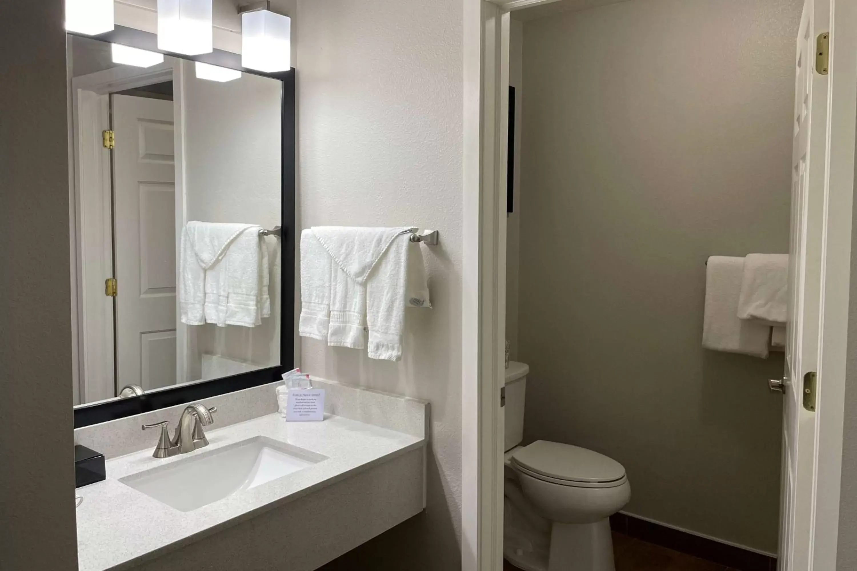 TV and multimedia, Bathroom in Wingate by Wyndham Cedar City