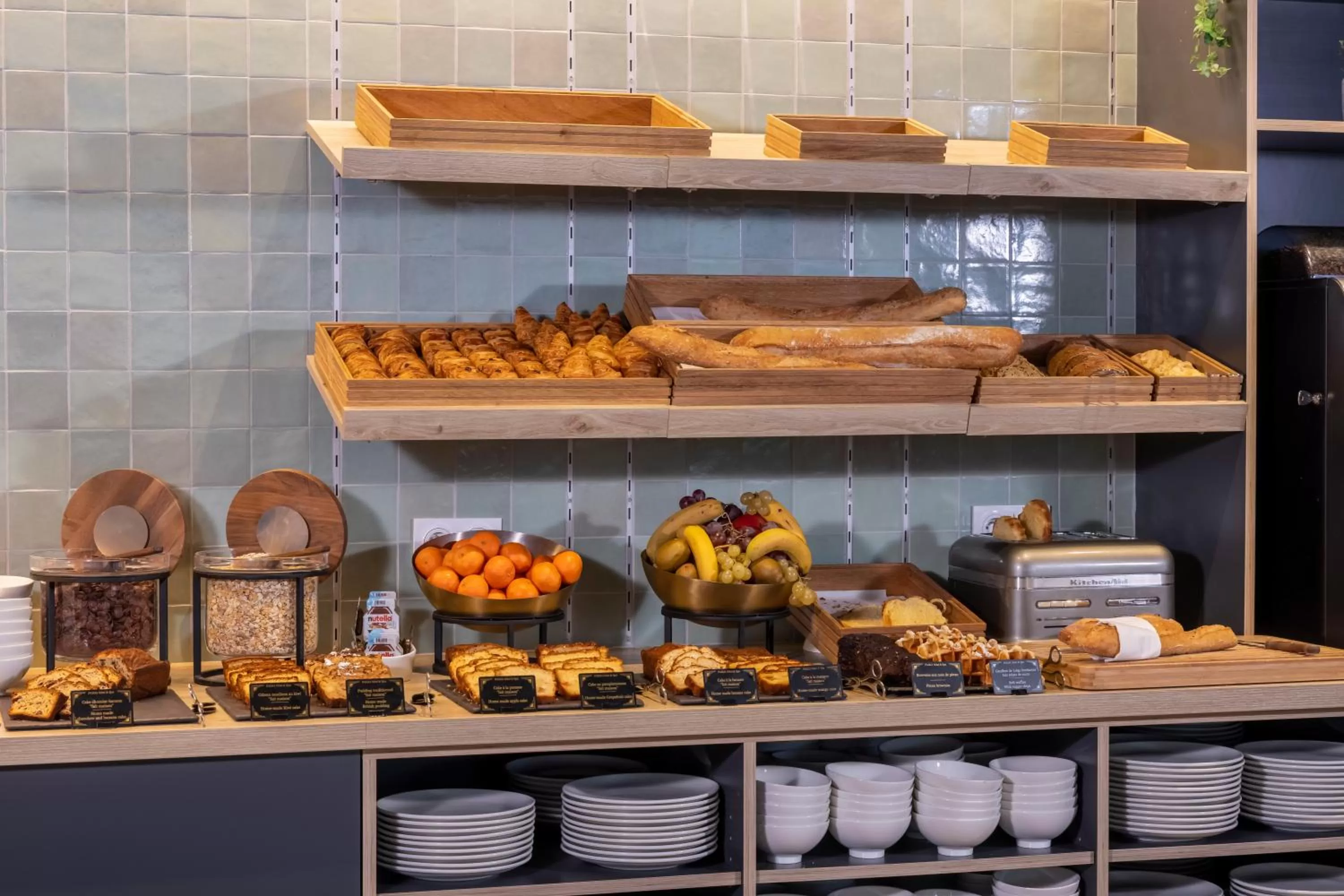 Buffet breakfast in PADJA Hôtel & Spa Vannes