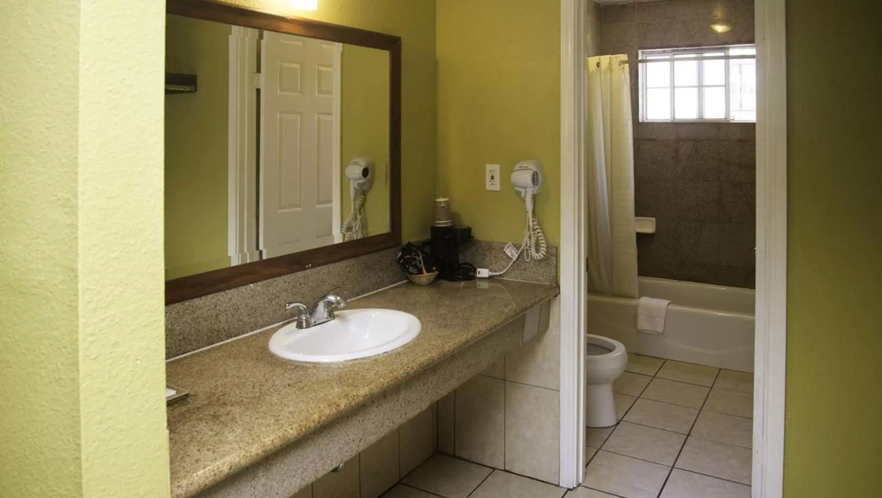 Bedroom, Bathroom in Kings Motel Inglewood