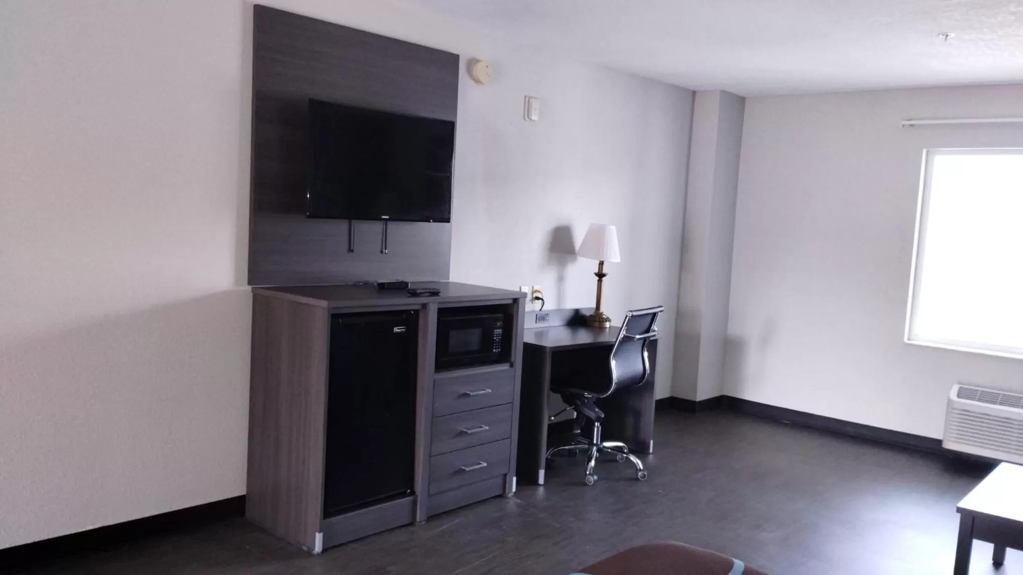 TV and multimedia in Super 8 Motel by Wyndham near Fort Lauderdale Arpt