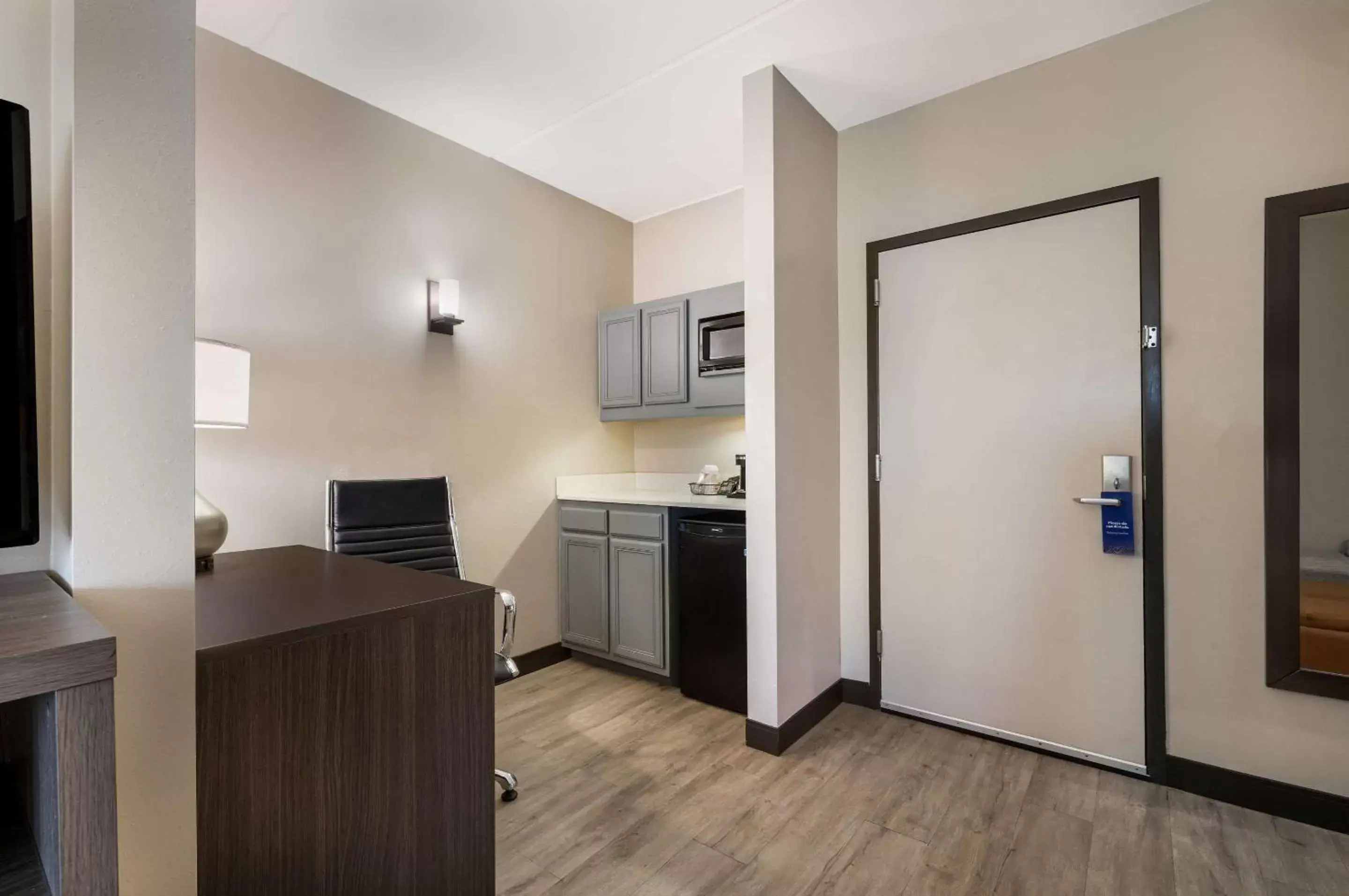 Bedroom, Kitchen/Kitchenette in Comfort Suites Northlake