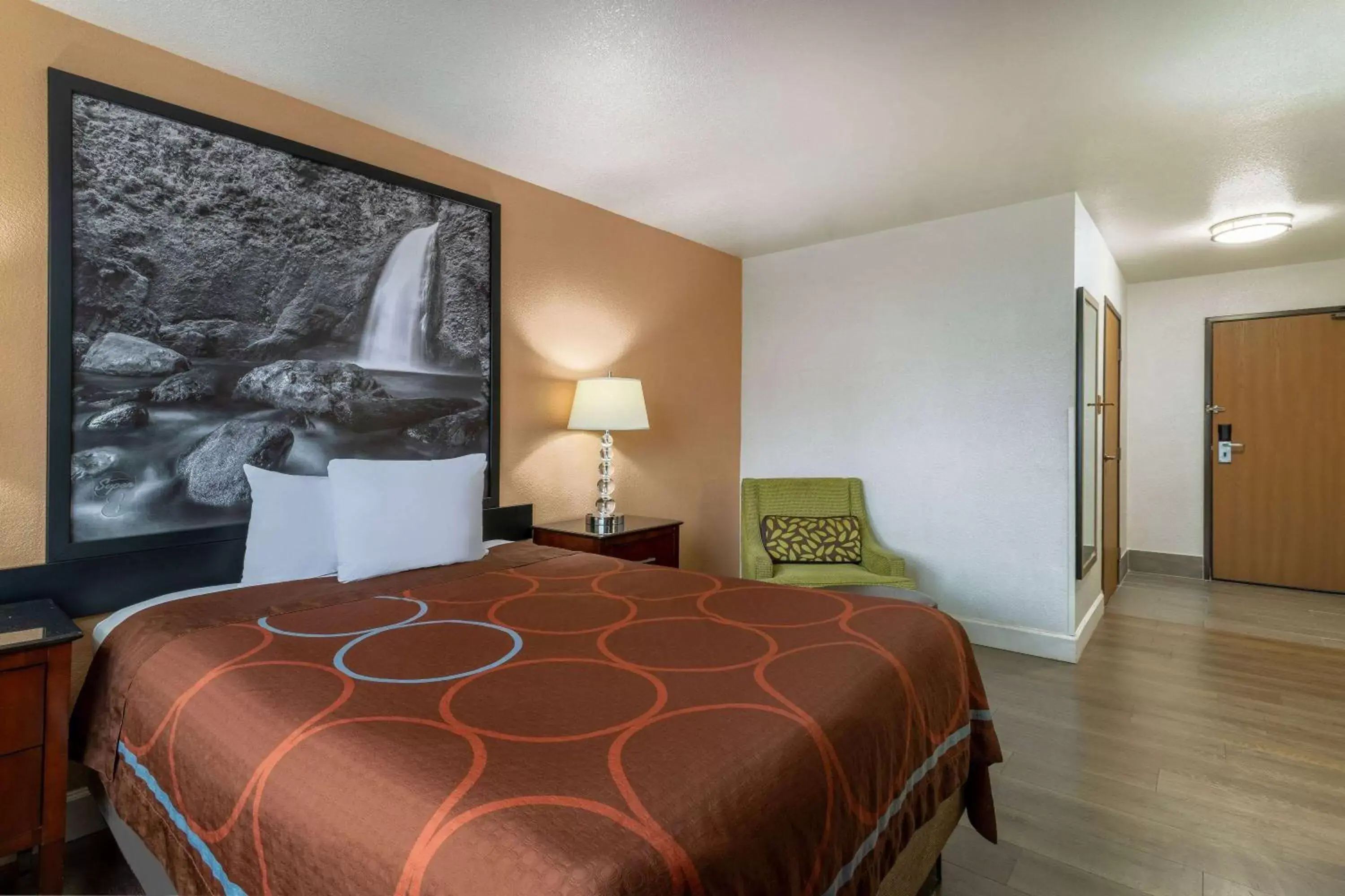 Photo of the whole room, Bed in Super 8 by Wyndham The Dalles OR