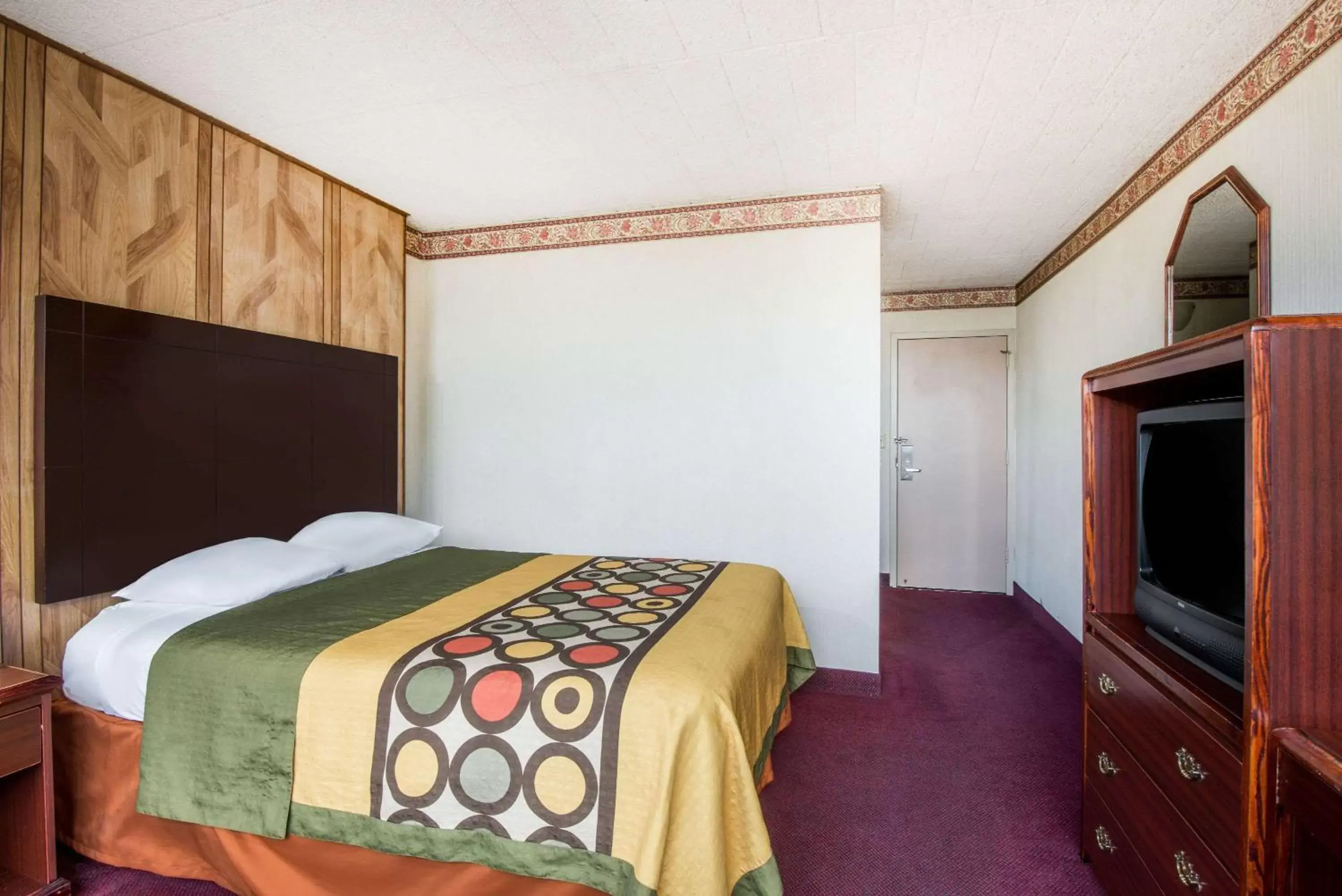 Photo of the whole room, Bed in Super 8 by Wyndham Erie/I 90