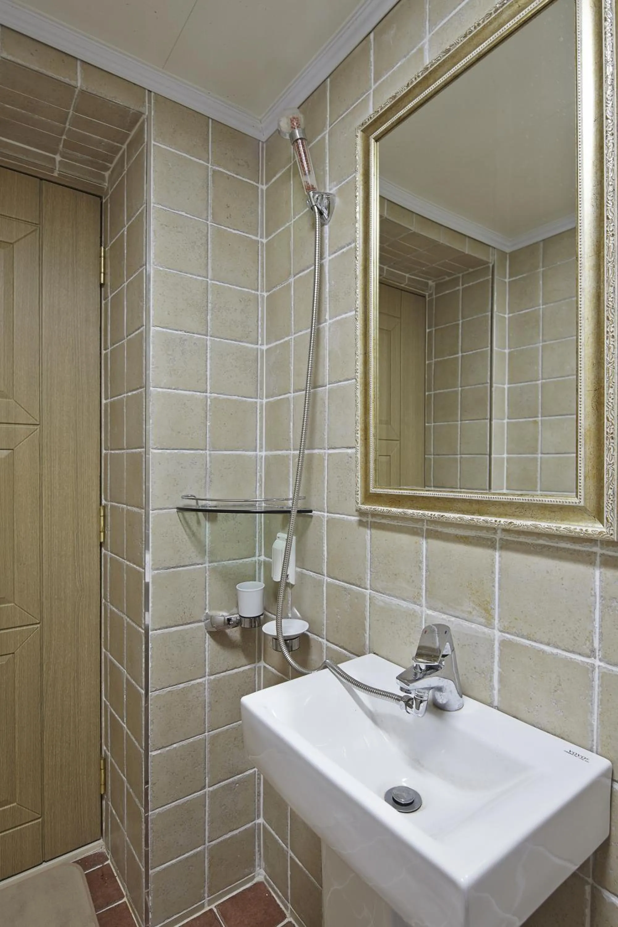 Shower in Jiwoljang Guesthouse