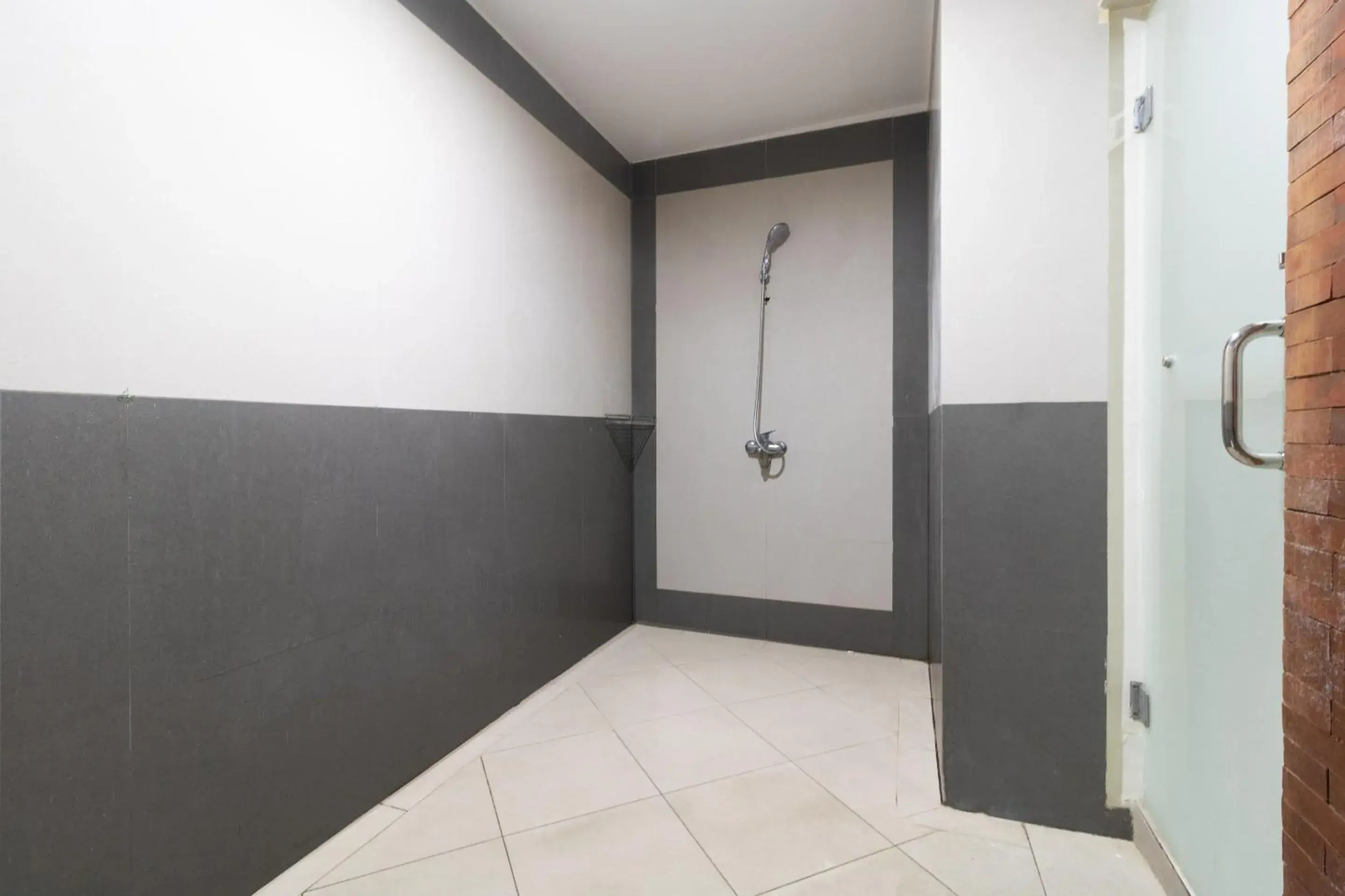 Bathroom in SUPER OYO Flagship 2688 Guntur Hotel