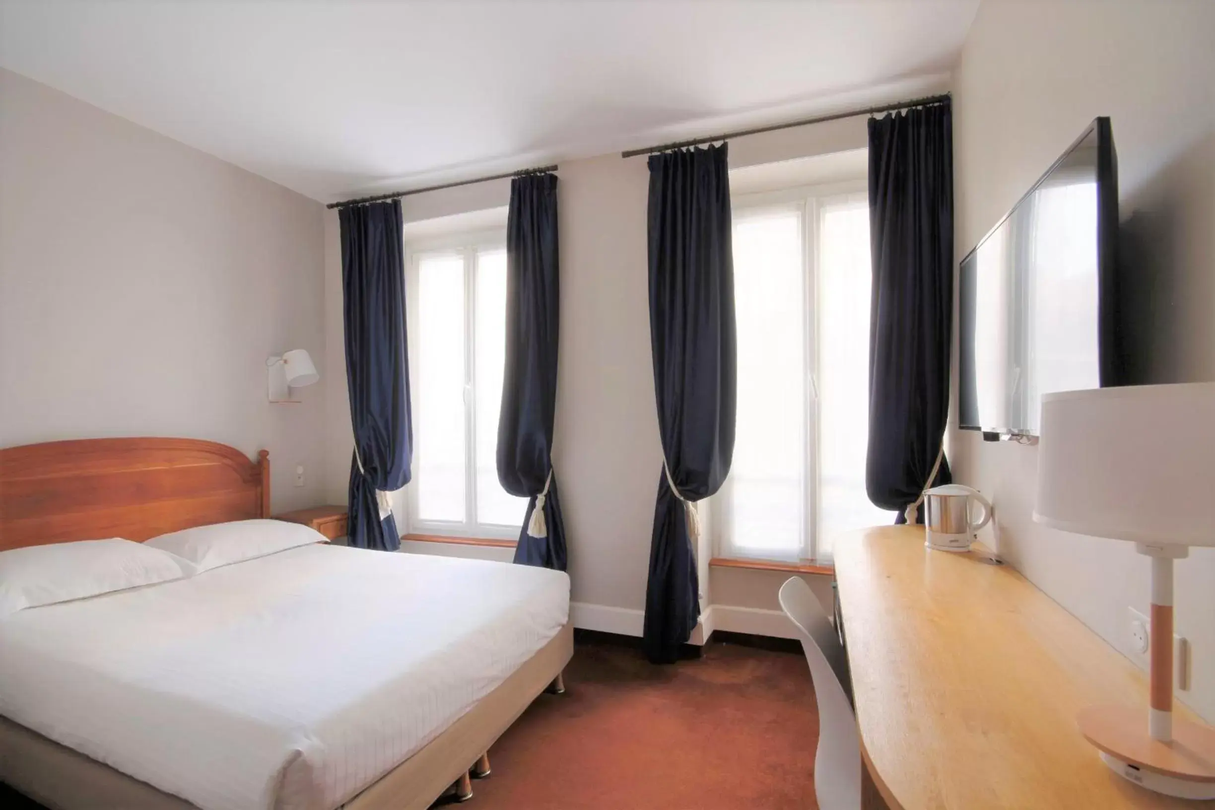 Bed in Best Western Aramis Saint Germain