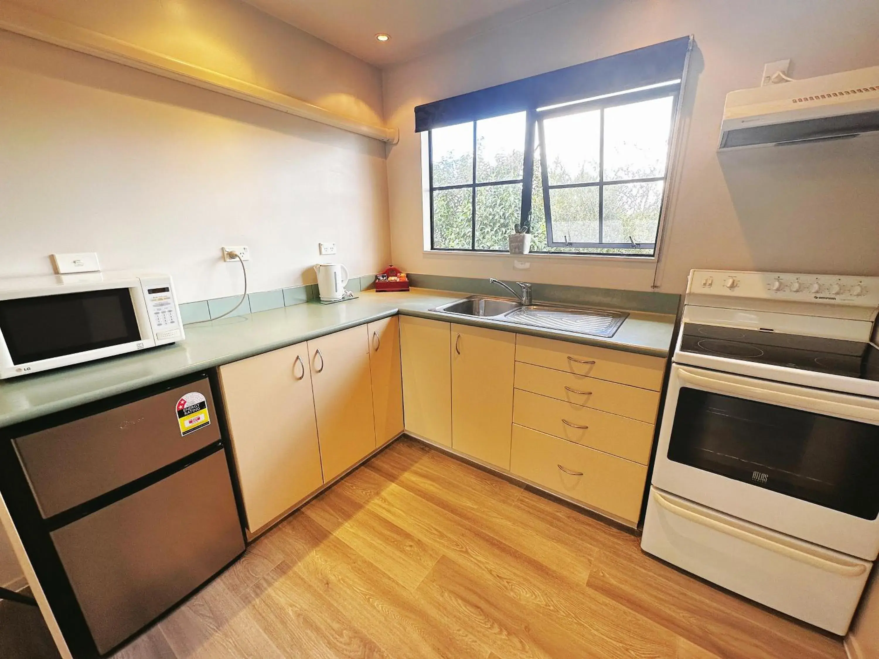 Kitchen/Kitchenette in Kingswood Manor Motel