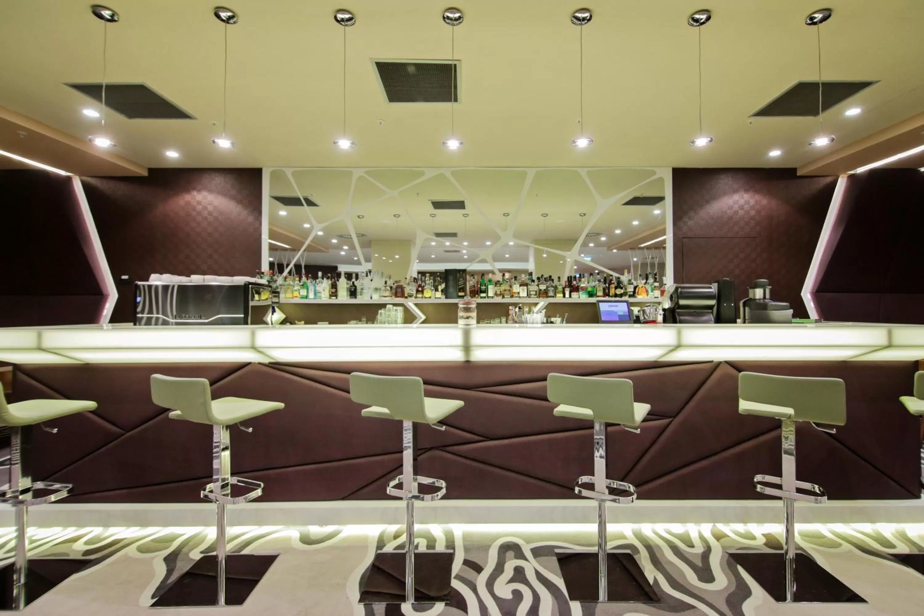 Lounge or bar in Ramada Plaza Craiova