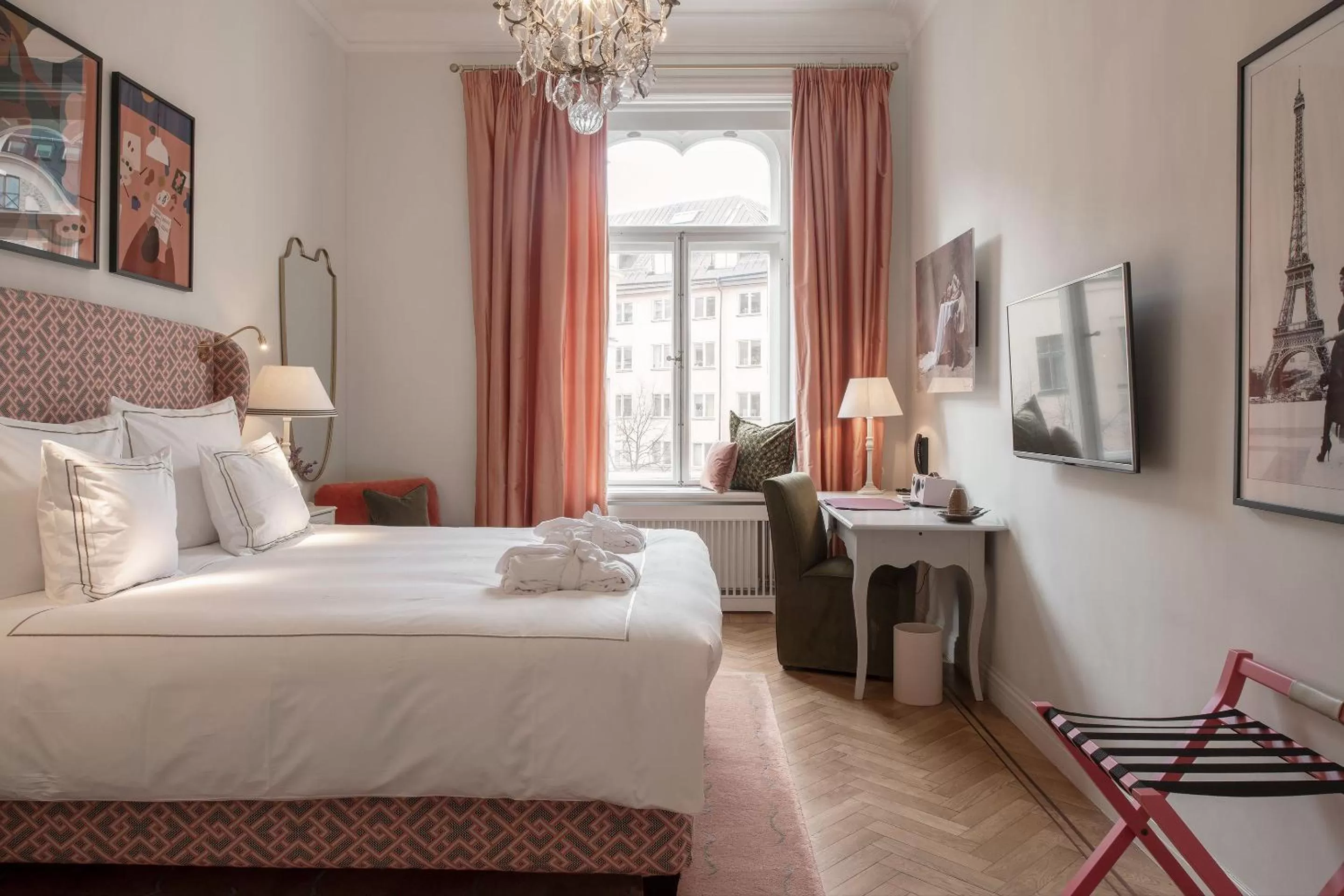 Bed in The Sparrow Hotel