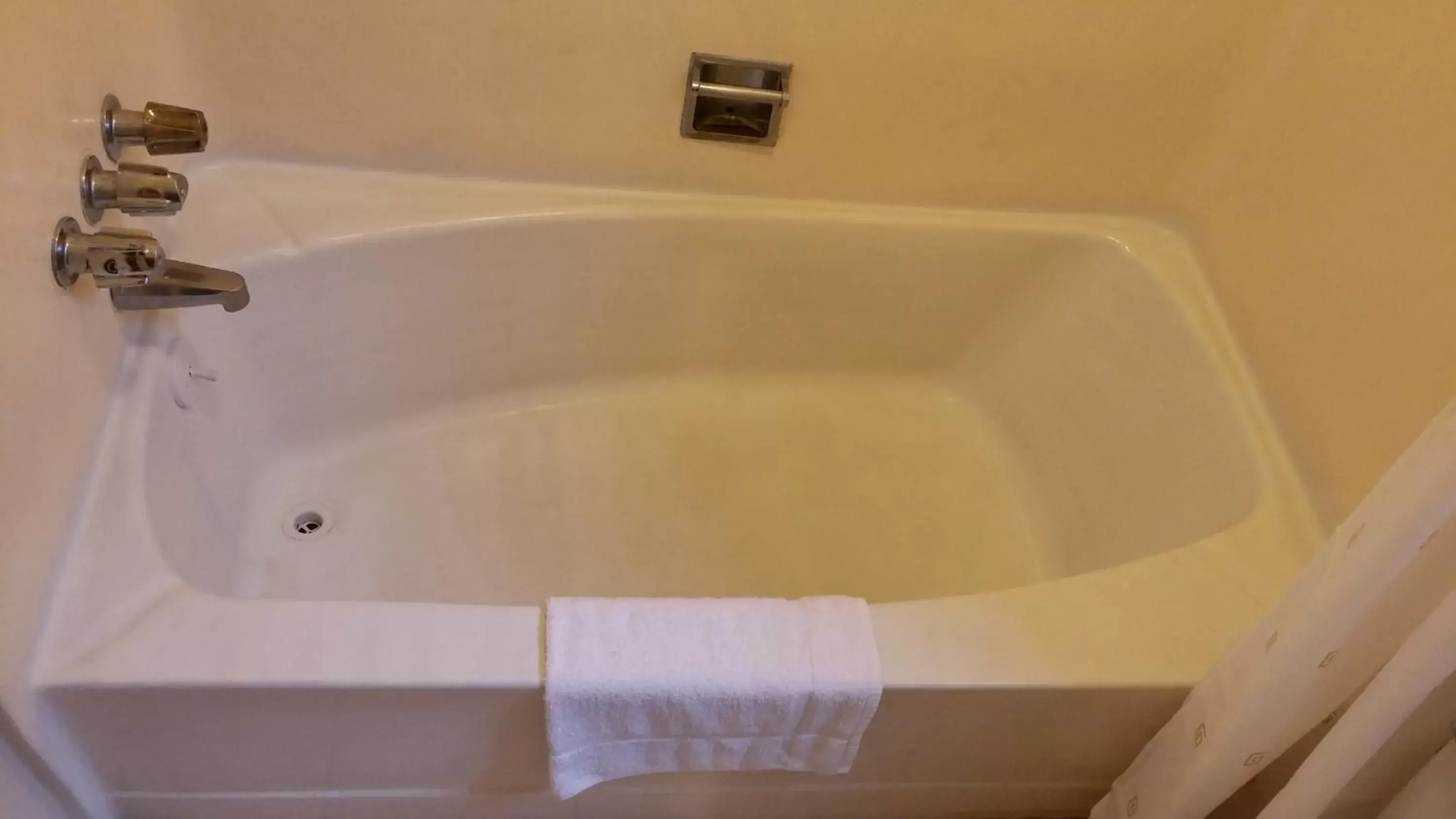 Hot Tub, Bathroom in Grays Harbor Inn & Suites