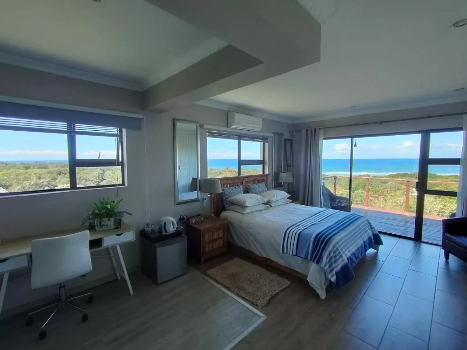 Sea view, Bed in Cove View B&B