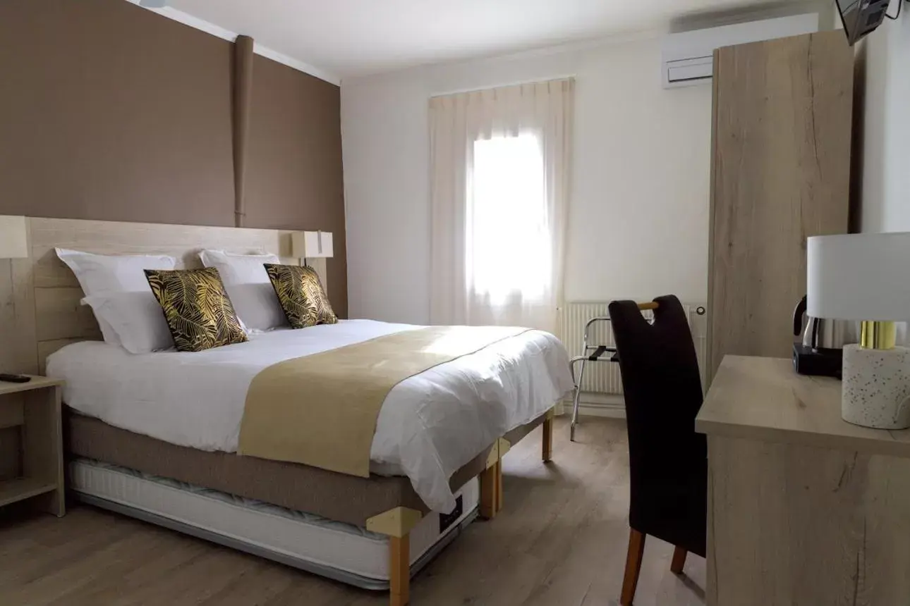 Bedroom, Bed in Hôtel du Golfe Sete-Balaruc