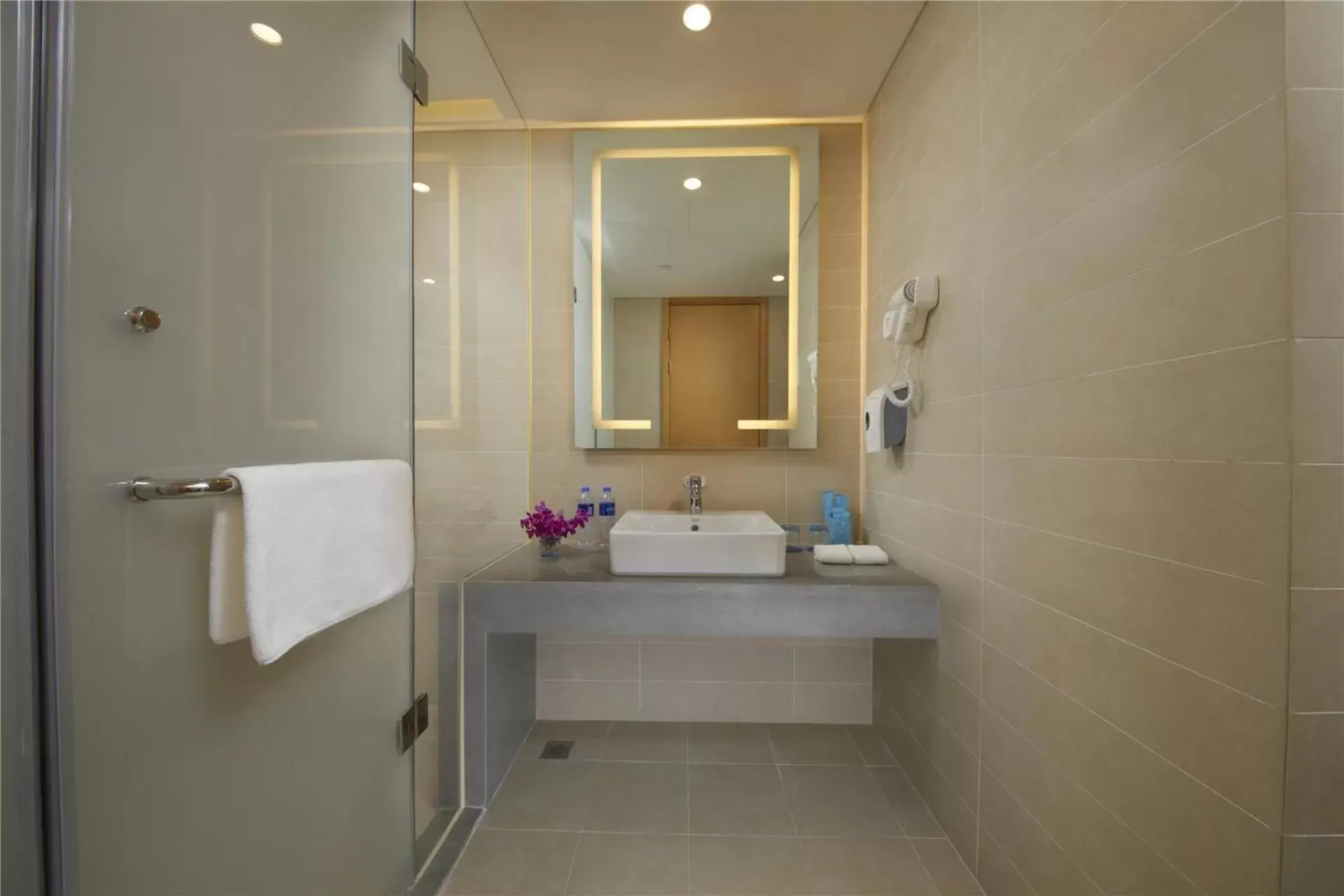Shower, Bathroom in Holiday Inn Express Zhengzhou Zhengdong, an IHG Hotel