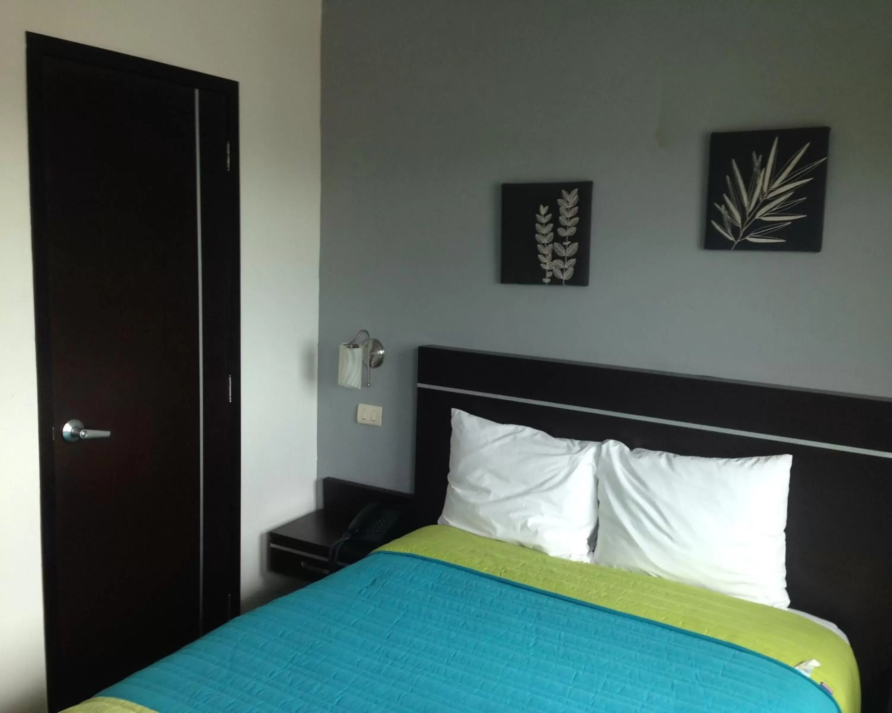Photo of the whole room, Bed in Mision Express Xalapa Centro