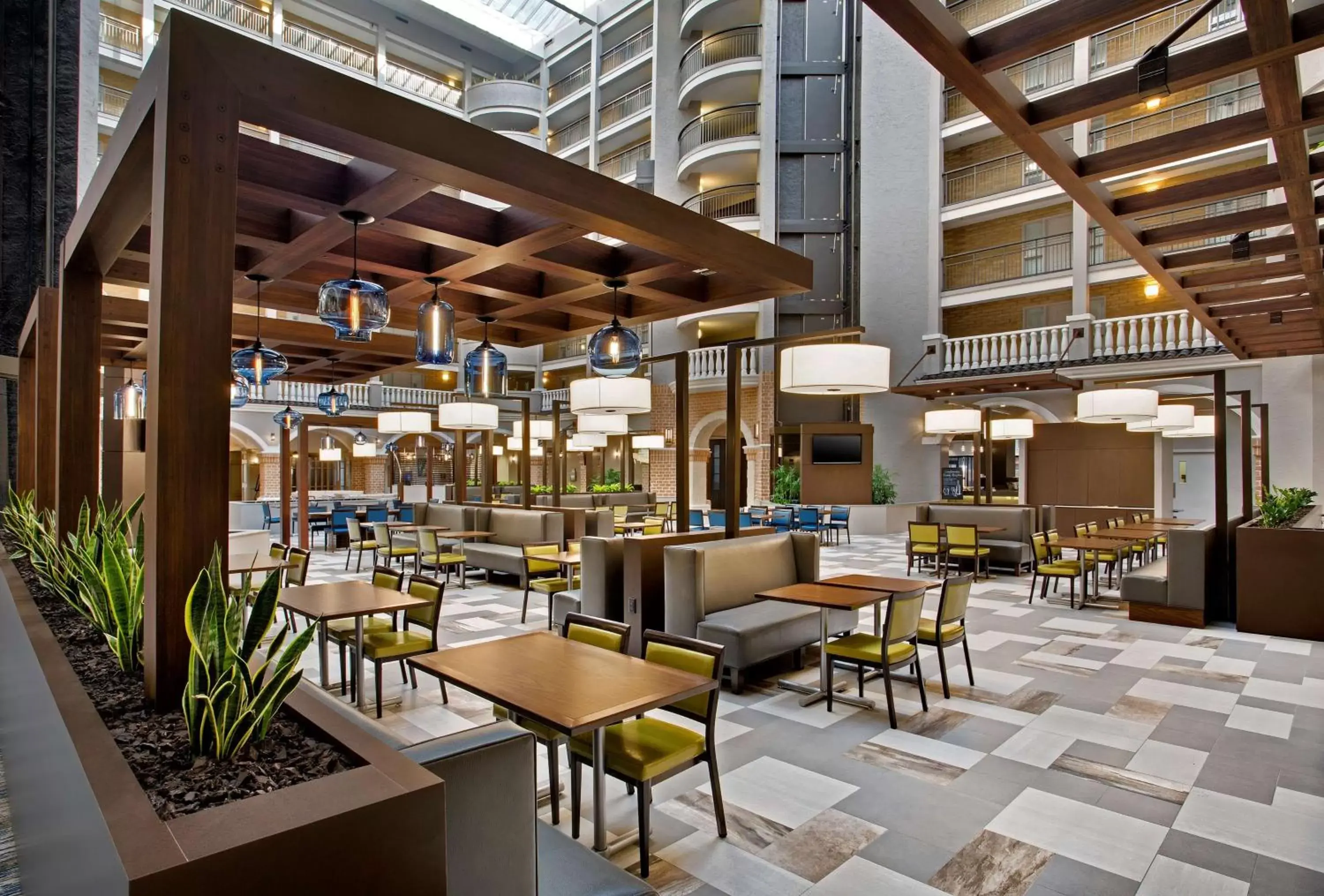 Lobby or reception, Restaurant/Places to Eat in Embassy Suites by Hilton Orlando International Drive Convention Center
