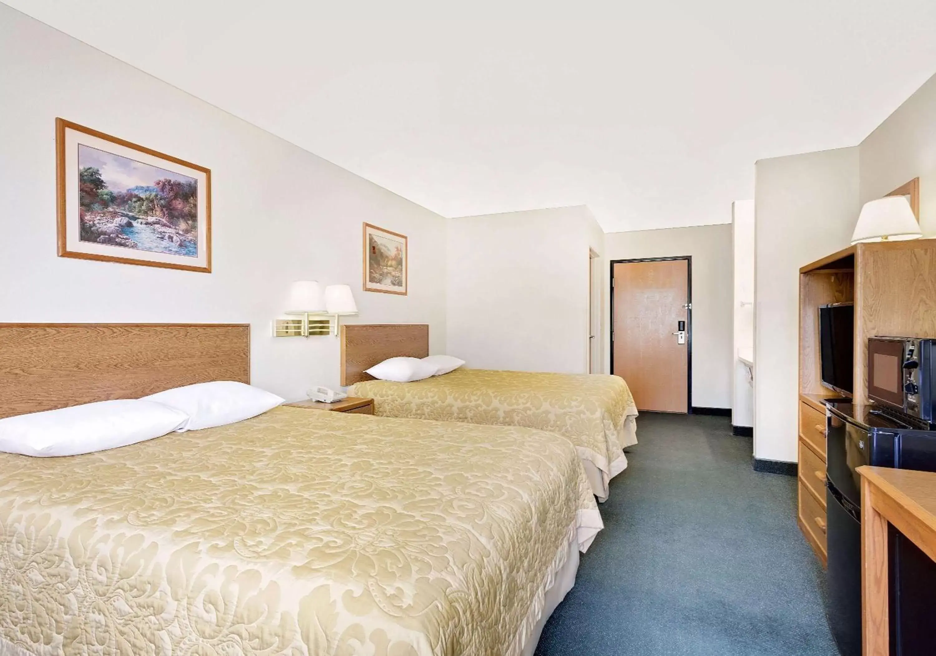 Photo of the whole room, Bed in Super 8 by Wyndham Battle Mountain