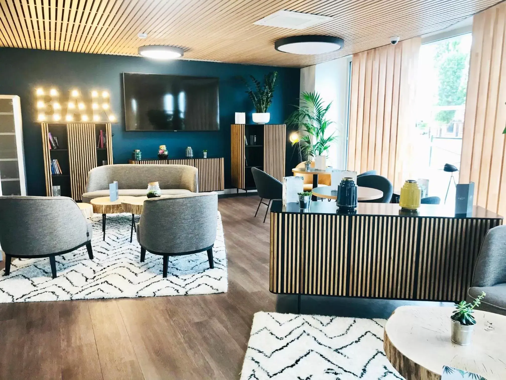 Lounge or bar in All Suites Appart Hôtel Massy Palaiseau