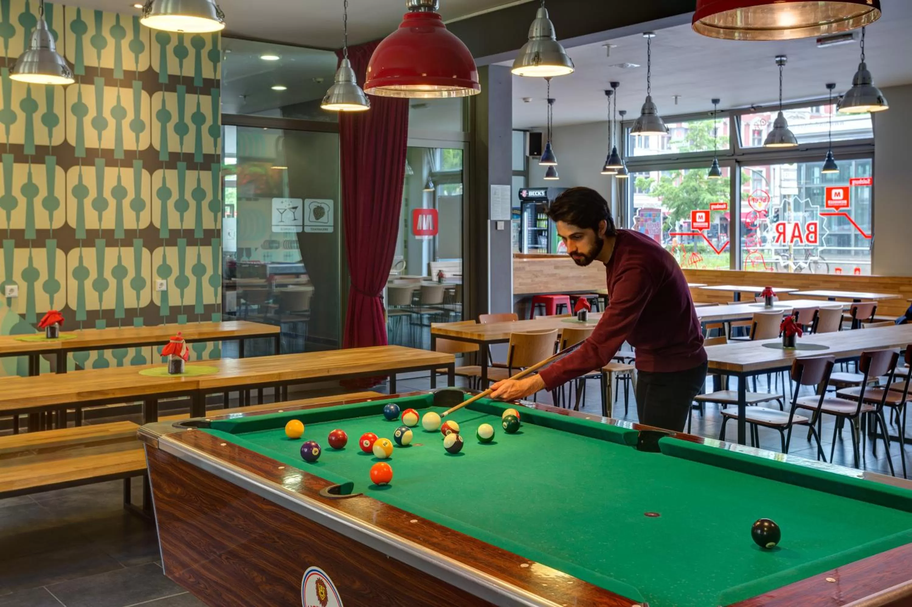 Billiard in MEININGER Hotel Berlin Alexanderplatz
