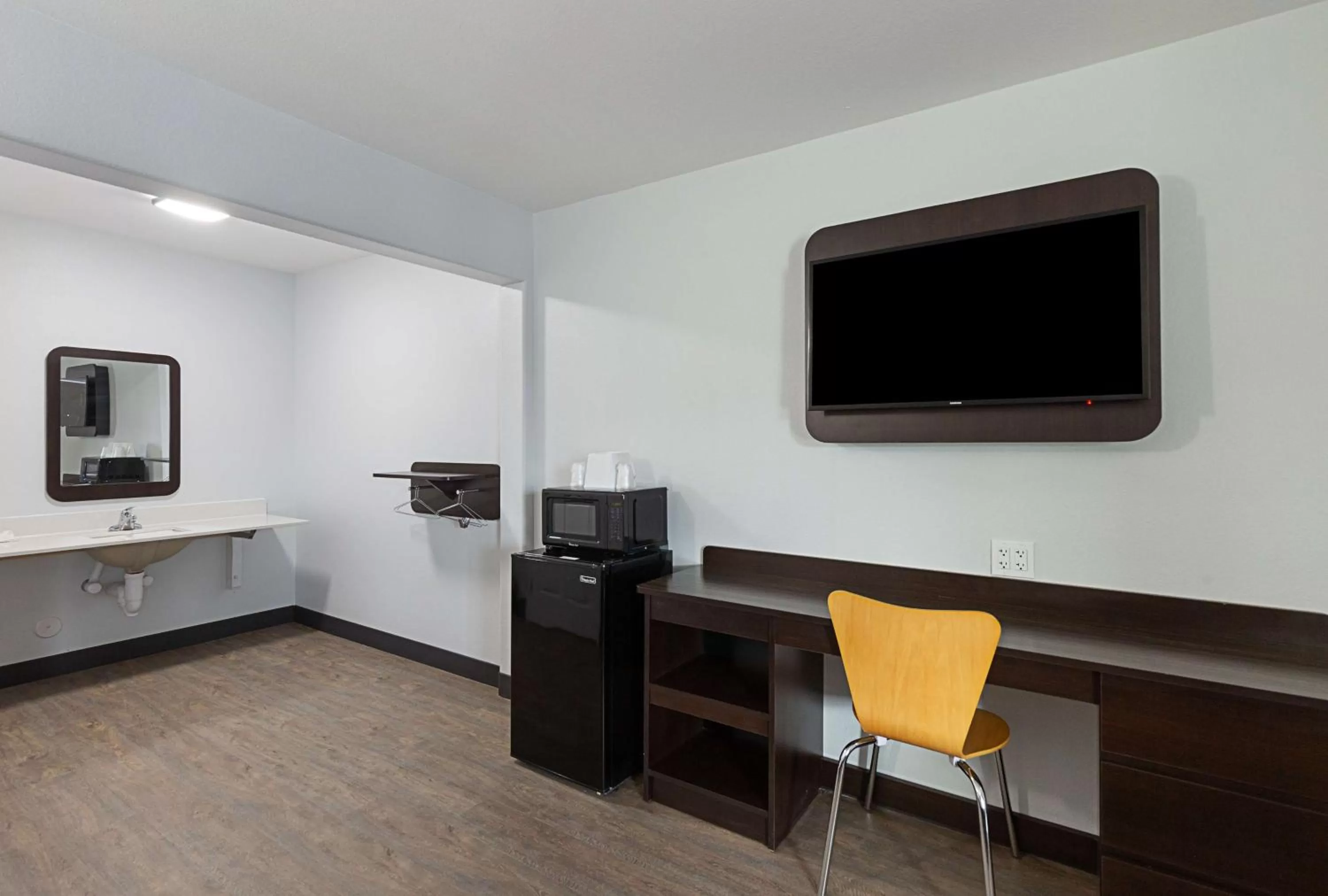 TV and multimedia in Motel 6-Show Low, AZ