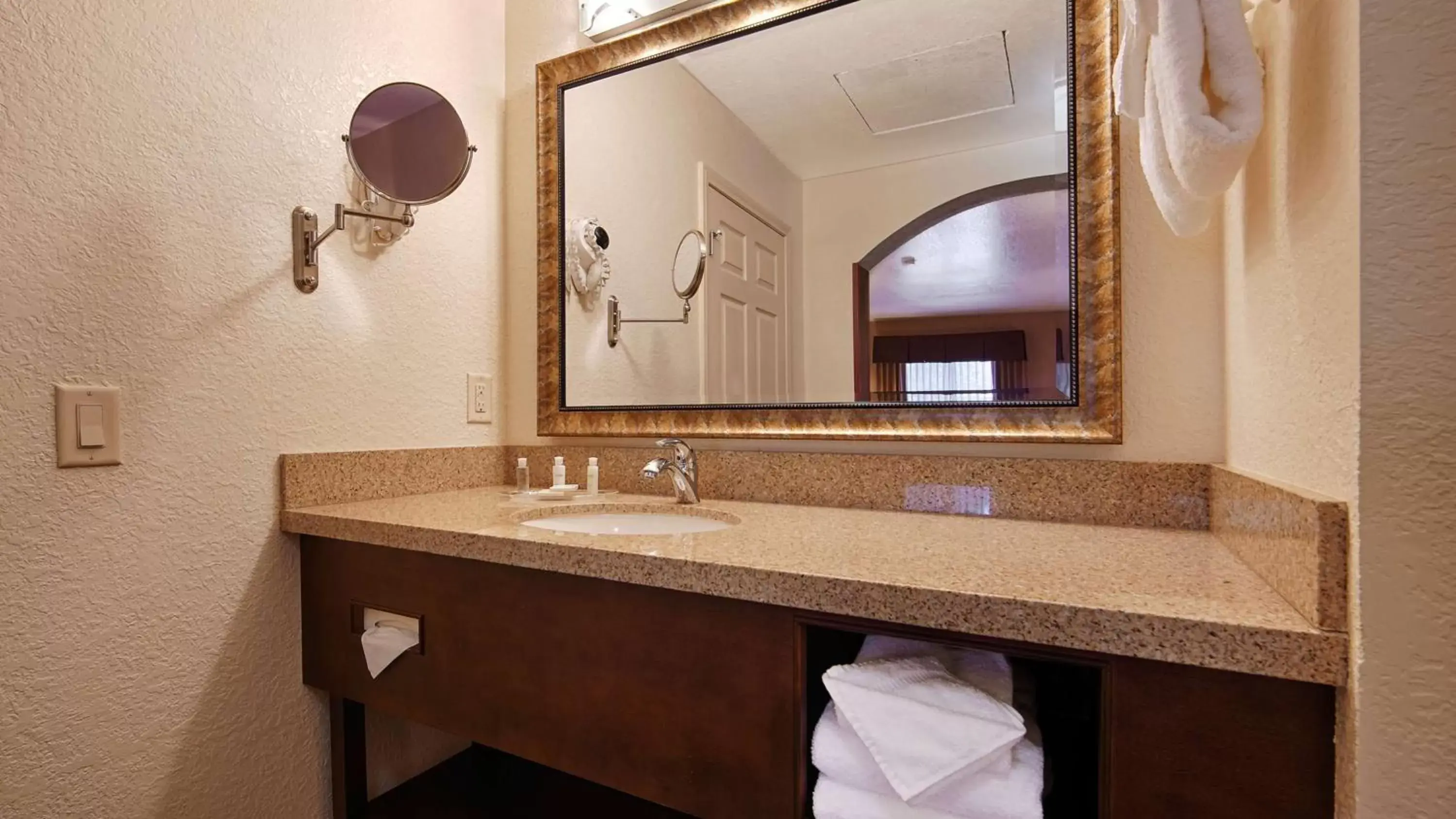 Photo of the whole room, Bathroom in Best Western San Dimas Hotel & Suites