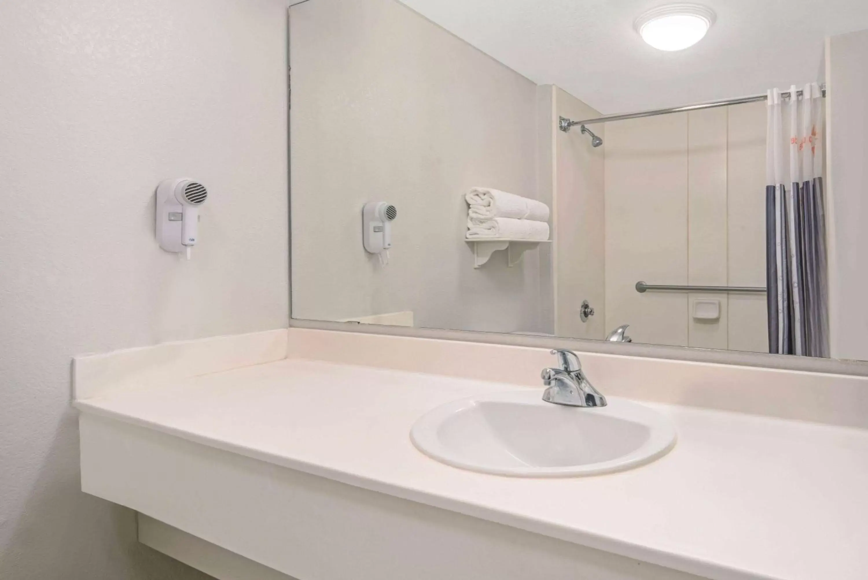 TV and multimedia, Bathroom in La Quinta by Wyndham San Antonio Airport