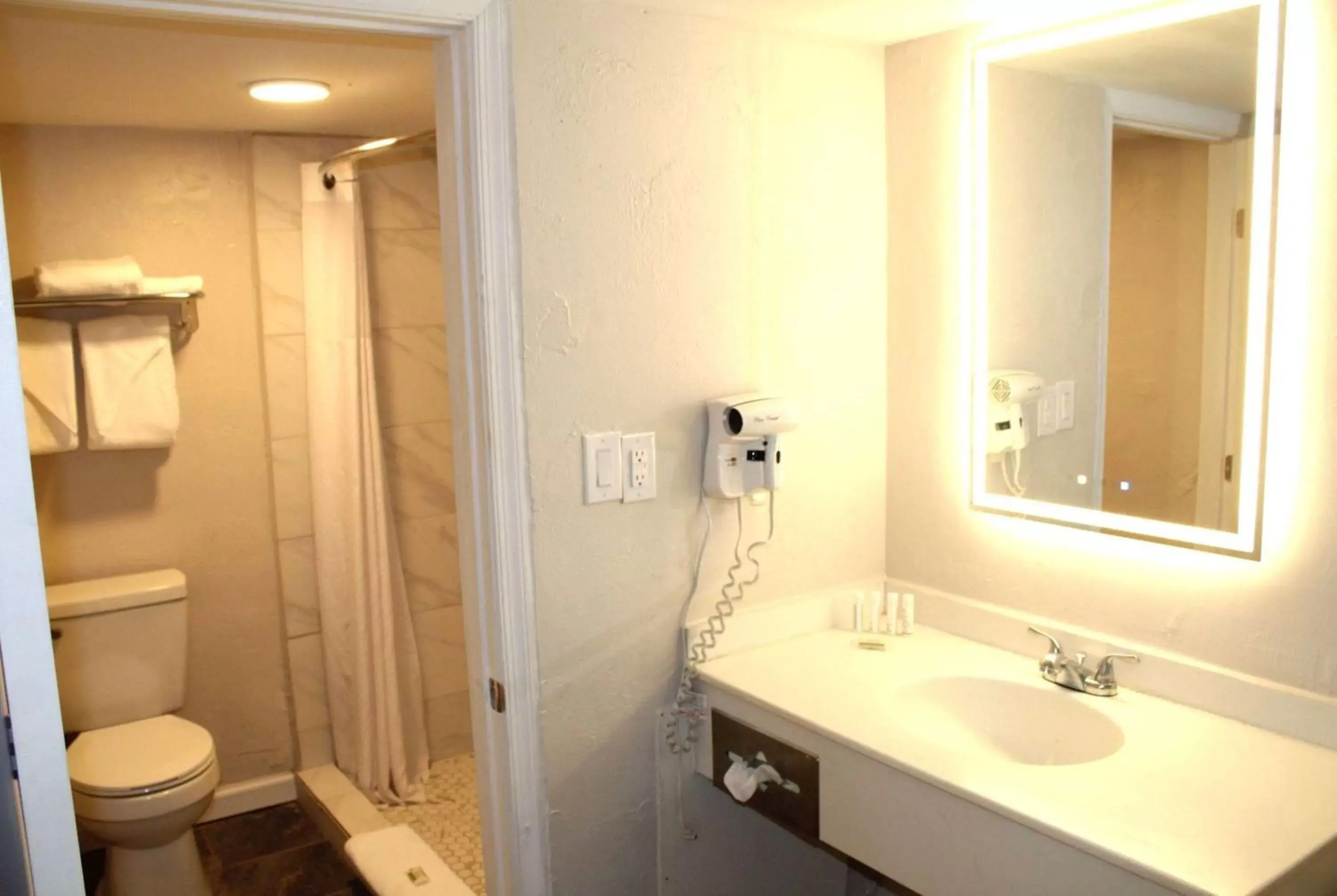 TV and multimedia, Bathroom in Baymont by Wyndham Front Royal Near Shenandoah National Park