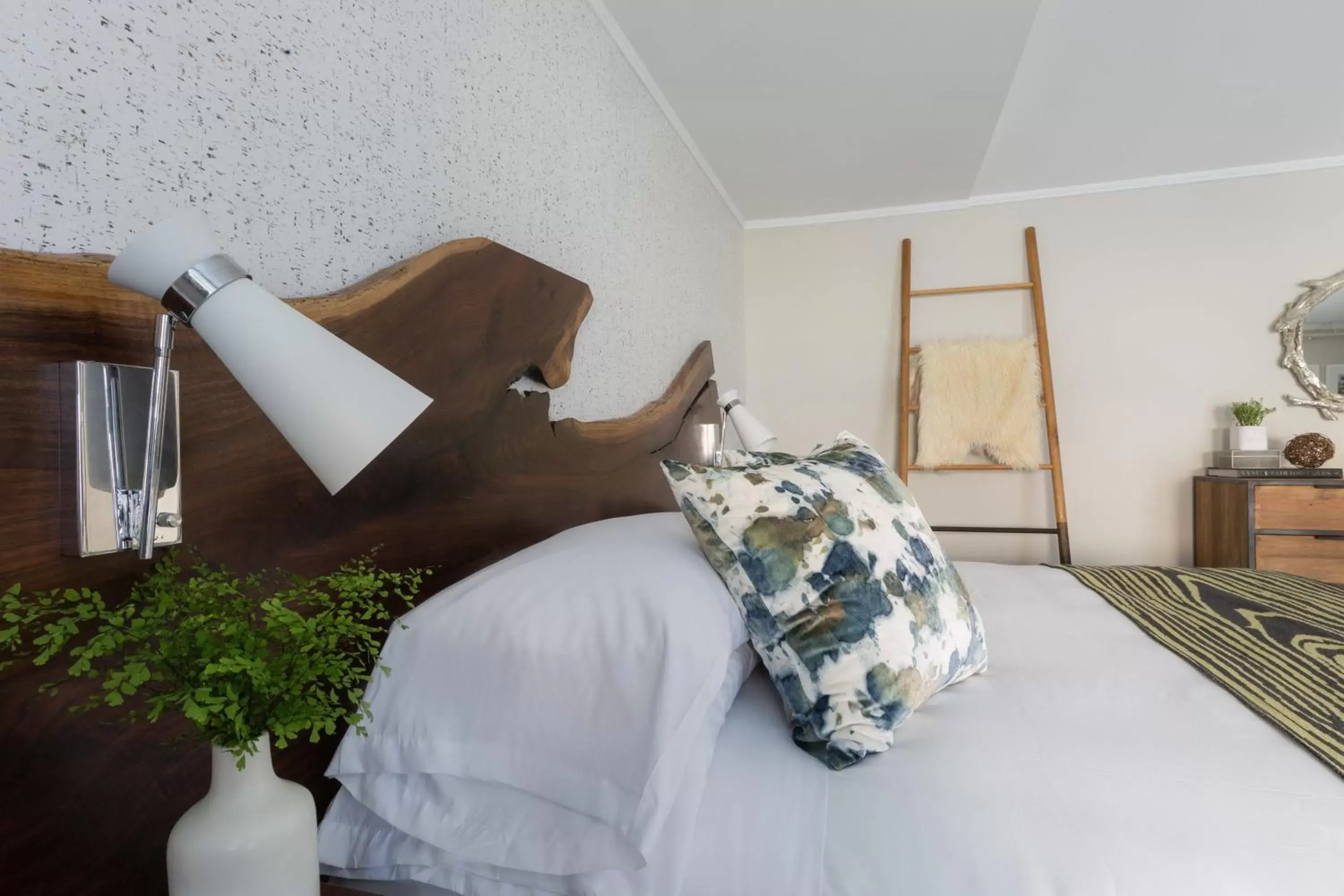 Decorative detail, Bed in Field Guide Lodge